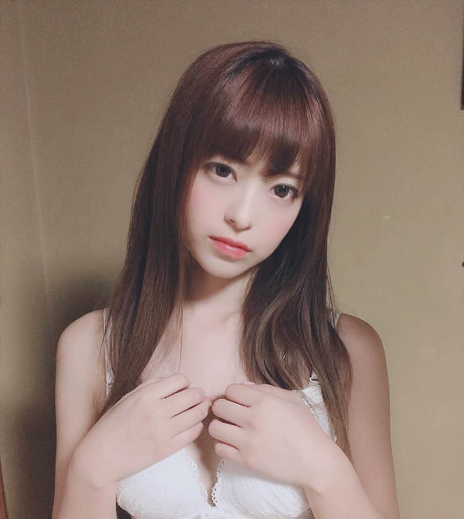 のインスタグラム：「ホワイトブラ💓  #撮影 #ランジェリー #下着 #happy」
