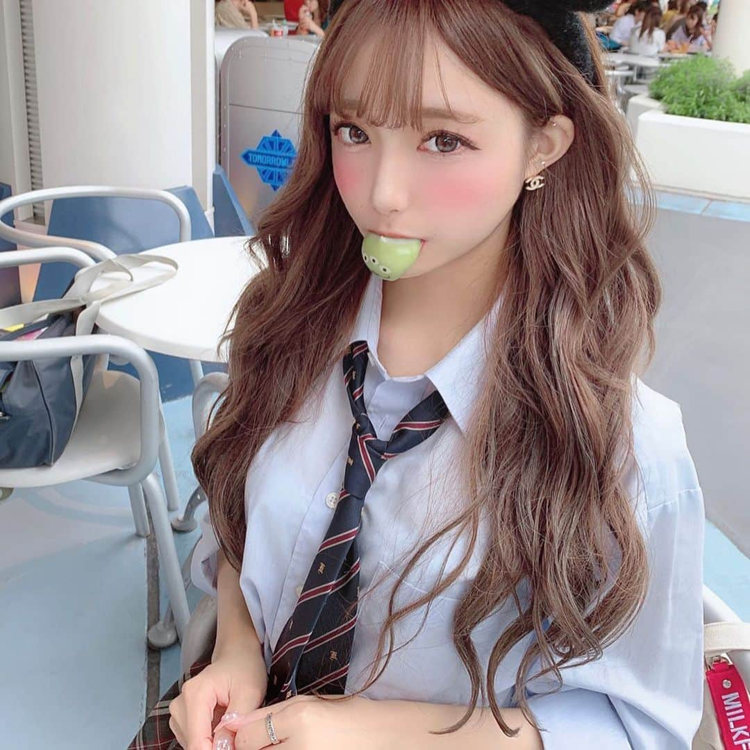 あやちゃんさんのインスタグラム写真 - (あやちゃんInstagram)「リトルグリーンメンマン💚 久しぶりの制服😂💭イメージは清楚ギャル🤞 清楚ギャルJKって一番人気受けよさそうだよね🙃 撮りたかった写真撮れて満足☺️ #制服コーデ #制服ディズニー #ディズニー #ディズニーランド #ディズニーコーデ #リトルグリーンメン #jk #jkブランド #制服 #清楚ギャル #ミニーコーデ #ミニーちゃん #ディズニーバウンド #東京ディズニーランド #夢が叶う場所 #夢の国 #tokyodisneyland #tdl #disneyland #tokyodisneyresort」9月5日 21時07分 - aya.you.love.r