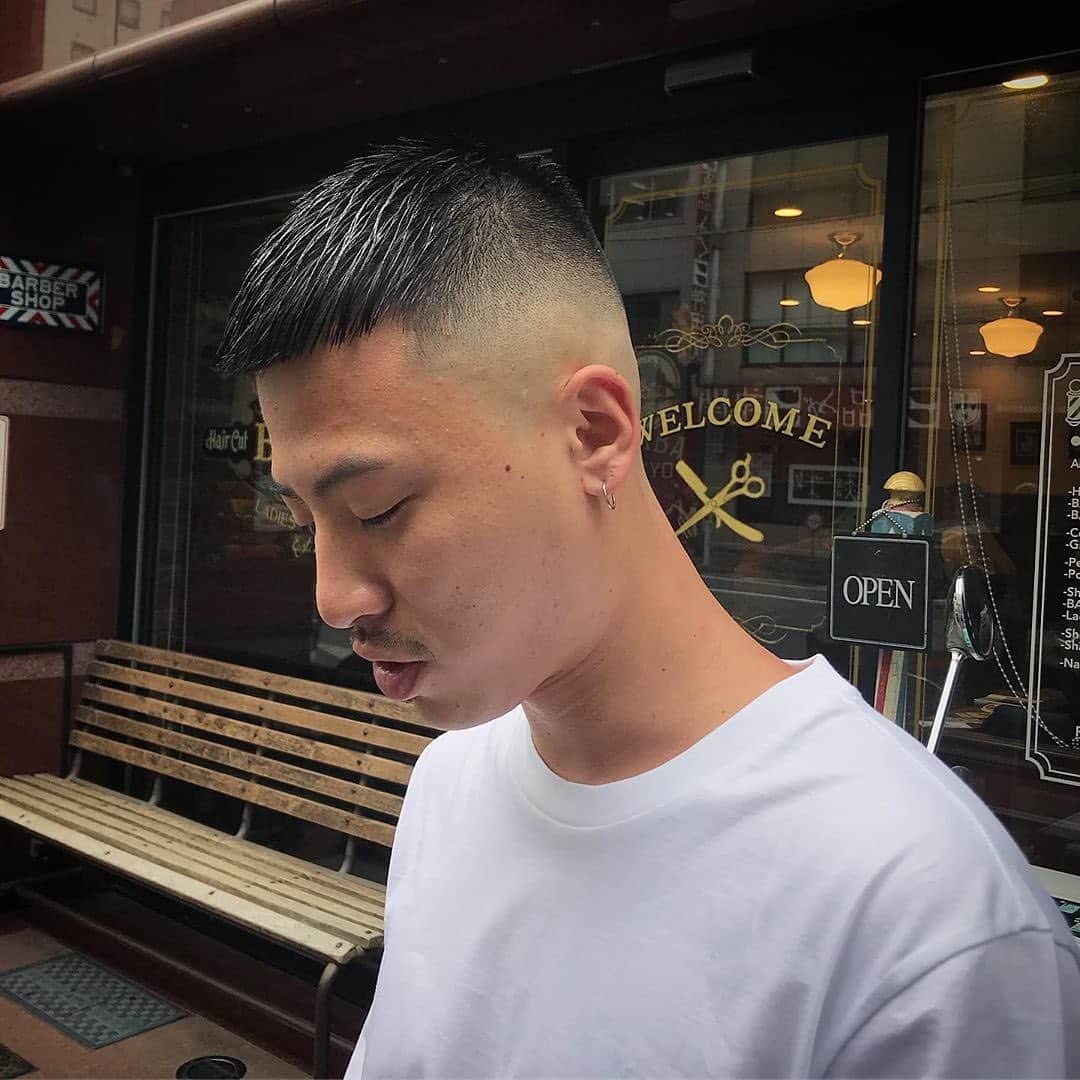 のインスタグラム：「••• THE BARBA TOKYO 本店の @akari_811 さんのスタイル💇‍♂️💈 ••• DRESSKIN🎩 Men's grooming online store🤵🏻 https://dresskin.com ⇨プロフィールからご覧ください👀 🌏For international customer ⇨https://global.dresskin.com✈️ ••• #thebarbatokyo #dresskin #cosmetics #menshair #mensgrooming #pomade #gentleman #barber #barbershop  #ザバルバトウキョウ #神田 #ドレスキン#メンズコスメ #メンズグルーミング #美容男子 #シェアコスメ #グルーミング #身嗜み #バーバーショップ #バーバースタイル #フェード #ポマード #ヘアワックス」
