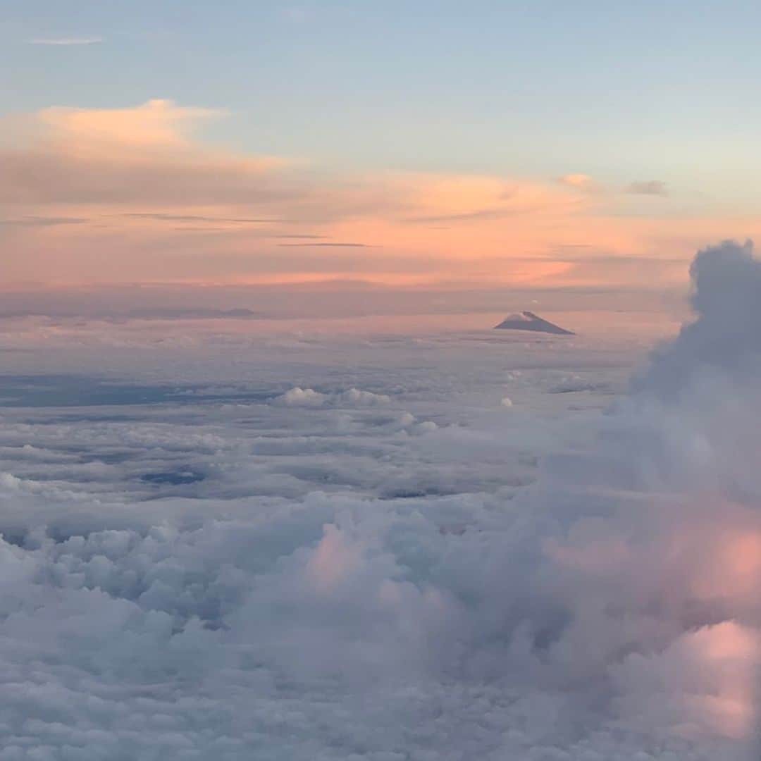 [ALEXANDROS]さんのインスタグラム写真 - ([ALEXANDROS]Instagram)「あまりにも素敵な夜だから  洋平  #fujimountain  #sky  #dusk  #dawn  #月色ホライズン」9月5日 21時13分 - alexandros_official_insta