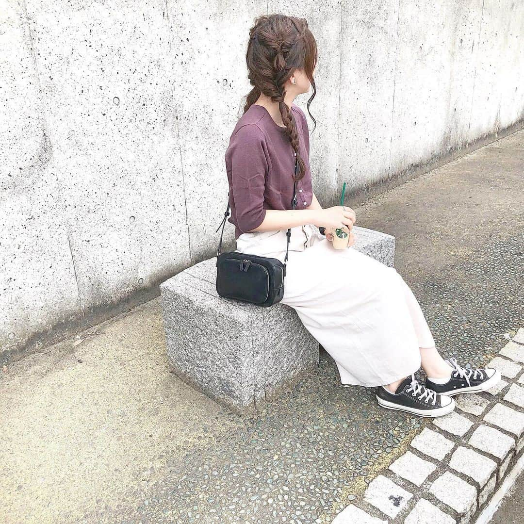 haruさんのインスタグラム写真 - (haruInstagram)「ㅤㅤㅤㅤㅤㅤㅤㅤㅤㅤㅤㅤㅤ ㅤㅤㅤㅤㅤㅤㅤㅤㅤㅤㅤㅤㅤ ㅤㅤㅤㅤㅤㅤㅤㅤㅤㅤㅤㅤㅤ #ootd ㅤㅤㅤㅤㅤㅤㅤㅤㅤㅤㅤㅤㅤ 珍しい色のお洋服♡ パールのボタンが可愛いのです🥺💕 ブラックと迷ったけど 持ってない色に挑戦✨ ㅤㅤㅤㅤㅤㅤㅤㅤㅤㅤㅤㅤㅤ ホワイトって何でも合うし最強ですね☺( 笑 ) ㅤㅤㅤㅤㅤㅤㅤㅤㅤㅤㅤㅤㅤ ひまわり畑🌻の時と同じヘアアレンジだけど 明日か明後日には載せますね💓 ㅤㅤㅤㅤㅤㅤㅤㅤㅤㅤㅤㅤㅤ ㅤㅤㅤㅤㅤㅤㅤㅤㅤㅤㅤㅤㅤ ❤︎ tops : @urs_official ❤︎ skirt : #retrogirl ❤︎ bag : #agnesbe ❤︎ shoes : #converse ㅤㅤㅤㅤㅤㅤㅤㅤㅤㅤㅤㅤㅤ いつも見てくださってありがとうございます☺ ㅤㅤㅤㅤㅤㅤㅤㅤㅤㅤㅤㅤㅤ #urs_styling #urs_official #ユアーズ #前後2wayパールボタンニットカーディガン #harucd ㅤㅤㅤㅤㅤㅤㅤㅤㅤㅤㅤㅤㅤ」9月5日 21時16分 - __haru3