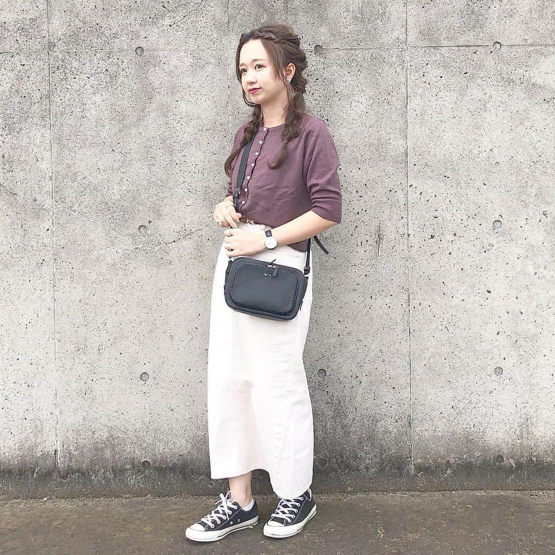 haruさんのインスタグラム写真 - (haruInstagram)「ㅤㅤㅤㅤㅤㅤㅤㅤㅤㅤㅤㅤㅤ ㅤㅤㅤㅤㅤㅤㅤㅤㅤㅤㅤㅤㅤ ㅤㅤㅤㅤㅤㅤㅤㅤㅤㅤㅤㅤㅤ #ootd ㅤㅤㅤㅤㅤㅤㅤㅤㅤㅤㅤㅤㅤ 珍しい色のお洋服♡ パールのボタンが可愛いのです🥺💕 ブラックと迷ったけど 持ってない色に挑戦✨ ㅤㅤㅤㅤㅤㅤㅤㅤㅤㅤㅤㅤㅤ ホワイトって何でも合うし最強ですね☺( 笑 ) ㅤㅤㅤㅤㅤㅤㅤㅤㅤㅤㅤㅤㅤ ひまわり畑🌻の時と同じヘアアレンジだけど 明日か明後日には載せますね💓 ㅤㅤㅤㅤㅤㅤㅤㅤㅤㅤㅤㅤㅤ ㅤㅤㅤㅤㅤㅤㅤㅤㅤㅤㅤㅤㅤ ❤︎ tops : @urs_official ❤︎ skirt : #retrogirl ❤︎ bag : #agnesbe ❤︎ shoes : #converse ㅤㅤㅤㅤㅤㅤㅤㅤㅤㅤㅤㅤㅤ いつも見てくださってありがとうございます☺ ㅤㅤㅤㅤㅤㅤㅤㅤㅤㅤㅤㅤㅤ #urs_styling #urs_official #ユアーズ #前後2wayパールボタンニットカーディガン #harucd ㅤㅤㅤㅤㅤㅤㅤㅤㅤㅤㅤㅤㅤ」9月5日 21時16分 - __haru3