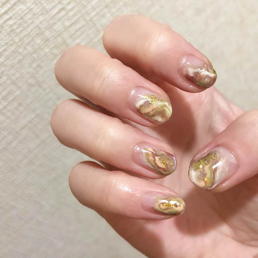 仁藤萌乃さんのインスタグラム写真 - (仁藤萌乃Instagram)「もっと石の断面みたいにしたかったんだけど、かなり小爪なので難しかった。今度リベンジします。  左手はちゅるん系のジェル使って、透明感のある単色。  #ニュアンスネイル #セルフジェルネイル  #ショートネイル」9月5日 21時16分 - moeno.n_official