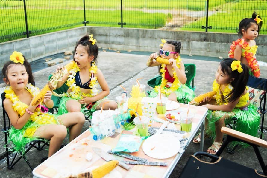 あすかさんのインスタグラム写真 - (あすかInstagram)「✱ 去年に引き続き アロハガール♡ 今年はレイの色だけ変えて 黄色×緑をテーマにしたよ。 ✱ 母達がせっせと肉焼いていると 子供達はいつのまにか サングラスして食べてたよ。 パーティーピーポーに育ってる😂 ✱」9月5日 21時17分 - asuuuka_