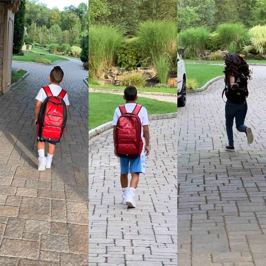 メリッサ・ゴーガさんのインスタグラム写真 - (メリッサ・ゴーガInstagram)「1 off to elementary School, 1 off to Middle School, & 1 running to High School🏃🏽‍♀️ 1 Momma saying ✌🏼 ✌🏼✌🏼」9月5日 21時18分 - melissagorga