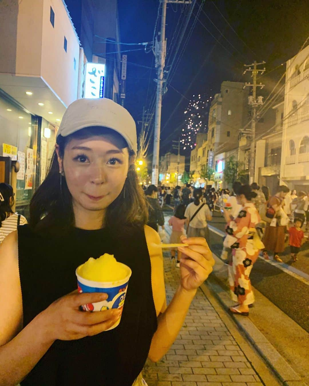 信長ゆかりのインスタグラム：「. いつのまにか、夏が終わろうとしている。。🍉 けど今年は、花火大会に行けたから 嬉しい(o^^o)  皆さんカキ氷は何味食べますか？🌼 私は幼い頃は着色料禁止令が出ていた影響でずっとみぞれでした。 が、今回は背伸び？してレモンです🍋 #だめって言われてたもの食べるとき #わくわくするよね #この時期あるある #スーパーで安売りされてる花火を買ってしまう #わたしだけ？🤣 明日は岡山県真庭市から中継します。 フルーツをふんだんに使ったスイーツを堪能します💪 たらふく食べてきまーす！！🍧 食べ物に集中しすぎて、しゃべるの忘れないようにしないと！！🤣 ぜひ、見て欲しいです(o^^o) #ディレクターは初中継だそうです #デビュー戦一緒に頑張ろうー！」