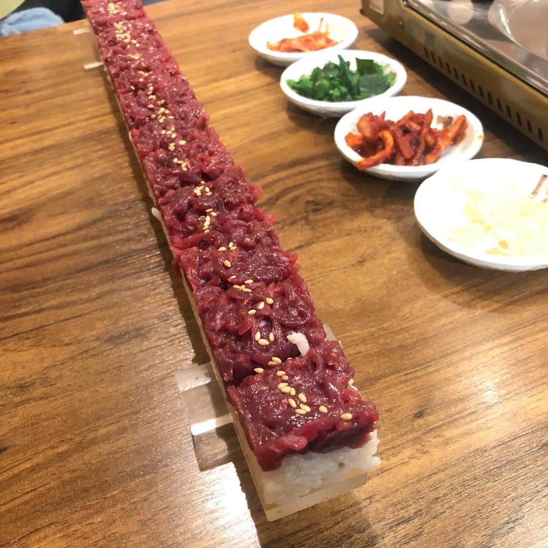 のインスタグラム：「ずーっと食べたくてやっと食べれたユッケ寿司🍣 二人で食べてお腹いっぱい💜 . 55cmです（笑） . 前回来た時は定休日だった、、😖 . . #ユッケ寿司 #明洞 #明洞グルメ #육희초밥 #육희 #한국 #韓国 #고요남명동점 #コヨナム明洞店 #コヨナム」
