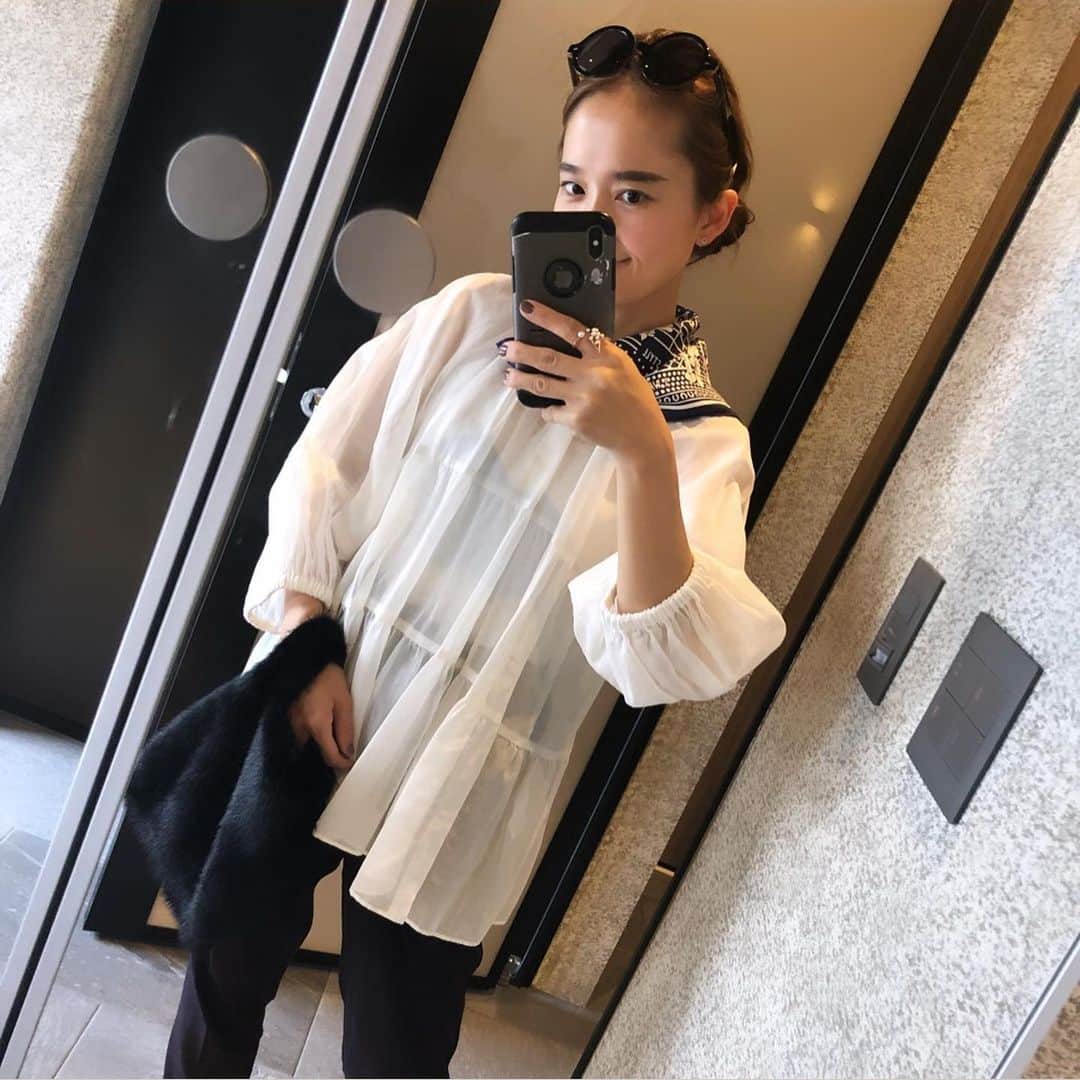 のインスタグラム：「🗣 コットンオーガンジーがちょうどいい 今日は小物もパンツも黒にしないで紺色だけに  白×紺  すきね❤️ ・ ・ 👦🏻は元気になりました♡よかったよかった  @_y_o_r_i_  #yori_japan  #ootd #instagood」