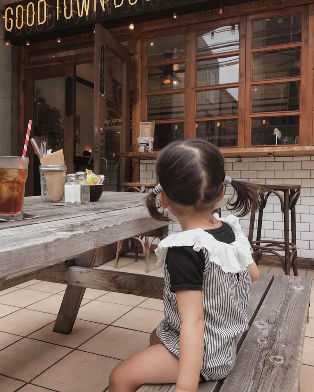 のインスタグラム：「お兄の幼稚園が再開して 娘とふたりきりで過ごす時間をまた確保できるようになった👩‍👧 上も下も一緒だと どうしても上の子メインな行動になりがちなので、下の子と一対一の時間は貴重✨ 女子同士のお出かけ たくさん楽しみたいな。 日に日におしゃべりがじょうずになり、 「おいしいねえ！」と言うようになった娘と おいしいものを食べる時間がとってもしあわせ。」