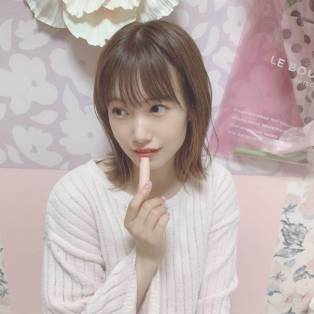 朝長美桜さんのインスタグラム写真 - (朝長美桜Instagram)「ナチュラルリップ💄﻿ めちゃめちゃナチュラルでちゅるちゅる🧚‍♀️﻿ 可愛いの〜〜❤︎ ﻿ ﻿ みんなにシェアしたいからレビューしていくね🙋‍♀️✨﻿ 色は、三色展開になっているよ！﻿ 昨年人気過ぎてすぐ完売したんだって😳﻿ ﻿ オーガニックコスメだから、唇にとっても優しいの🥺﻿ バックに１つ入れておくと安心😌💫﻿ ﻿ わたしの1番お気に入りカラーは、﻿ アンバーローズ🌹﻿ オーガニックコスメで唇に優しいのに、﻿ しっかり発色してくれる！嬉しい！﻿ 透け感のあるテラコッタレッドだよ、今期にぴったり〜﻿ ﻿ あとは、﻿ ベビーピオニー﻿ ナチュラルなピンク💗﻿ 肌馴染みがいいから、学校とか就活とかナチュラルメイクとかの時に使えそうなカラー！﻿ ﻿ ピュアプリムローズが1番ちゅるちゅるになる気がする！赤ちゃんみたい〜！🍼﻿ ほぼ透明カラーだからすっぴんの時にぴったりだね🥰﻿ とろけるような唇になれちゃうよ〜💋﻿ 着け心地が1番好き❤︎﻿ ﻿ パッケージも、ベビーピンクで可愛くない？？🥺✨﻿ マツモトキヨシ限定で販売されてるよ🤗﻿ みんなお揃いしよう〜コメント待ってるね！﻿ ﻿ #アルジェラン#ARGELAN#リップ#オーガニックコスメ#オーガニック#リップスティック#みおメイク#マツモトキヨシ#マツキヨ」9月5日 21時24分 - miochan_0517