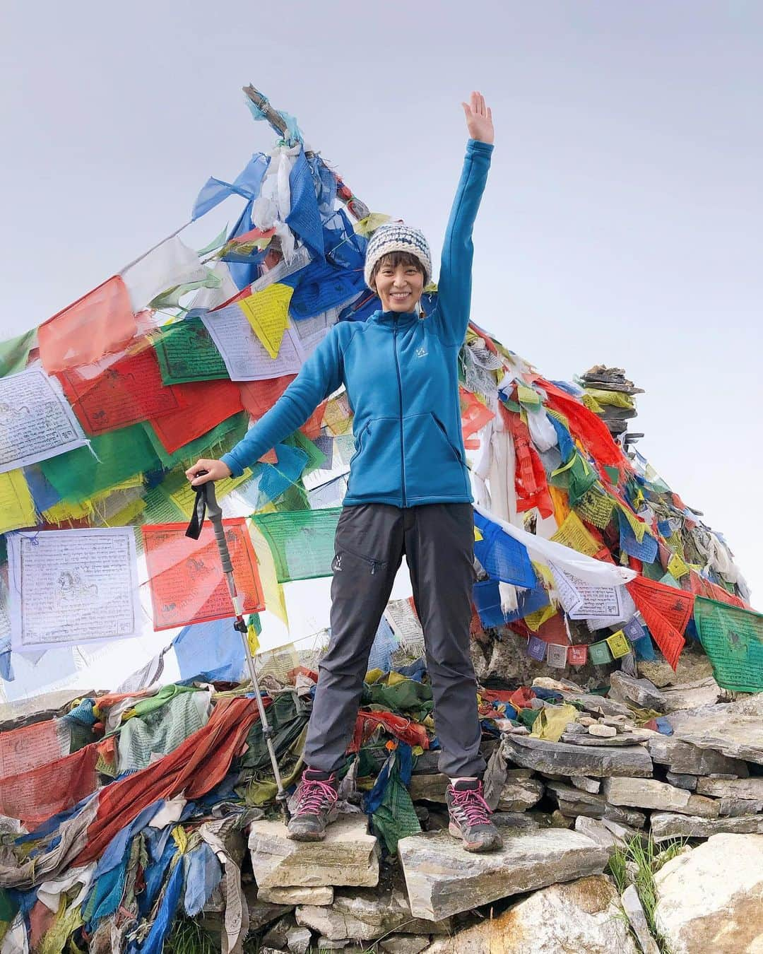 依吹怜さんのインスタグラム写真 - (依吹怜Instagram)「yeeeeeah標高4300m！ 頂上到着✨ 記念すべき場所での私のポージングセンスのなさを称えてくださーーーーーい😂💯爆 . #挙手っておい🤦🏻‍♀️ #そしてそして #ガッスガス😂 #また絶対絶対いきたーーーい #雨季じゃない時に！笑 . . #ネパール一人旅🇳🇵 #道中はストーリーズで投稿中 #kyanjinri #nepal #trekking #trip #travel #landscape #langtang #landscapephotography #instagood #旅 #キャンジンリー #ランタントレッキング #最高 #山 #ネパール #れい旅物語」9月5日 21時36分 - ibukirey