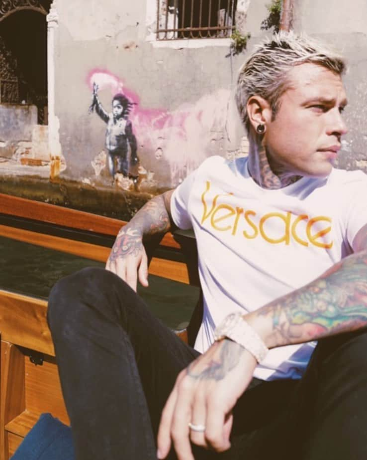 ドナテラ・ヴェルサーチさんのインスタグラム写真 - (ドナテラ・ヴェルサーチInstagram)「@Fedez looking gorgeous in Venice.... Blond!!!! 💋❤️ #fedez」9月5日 21時29分 - donatella_versace