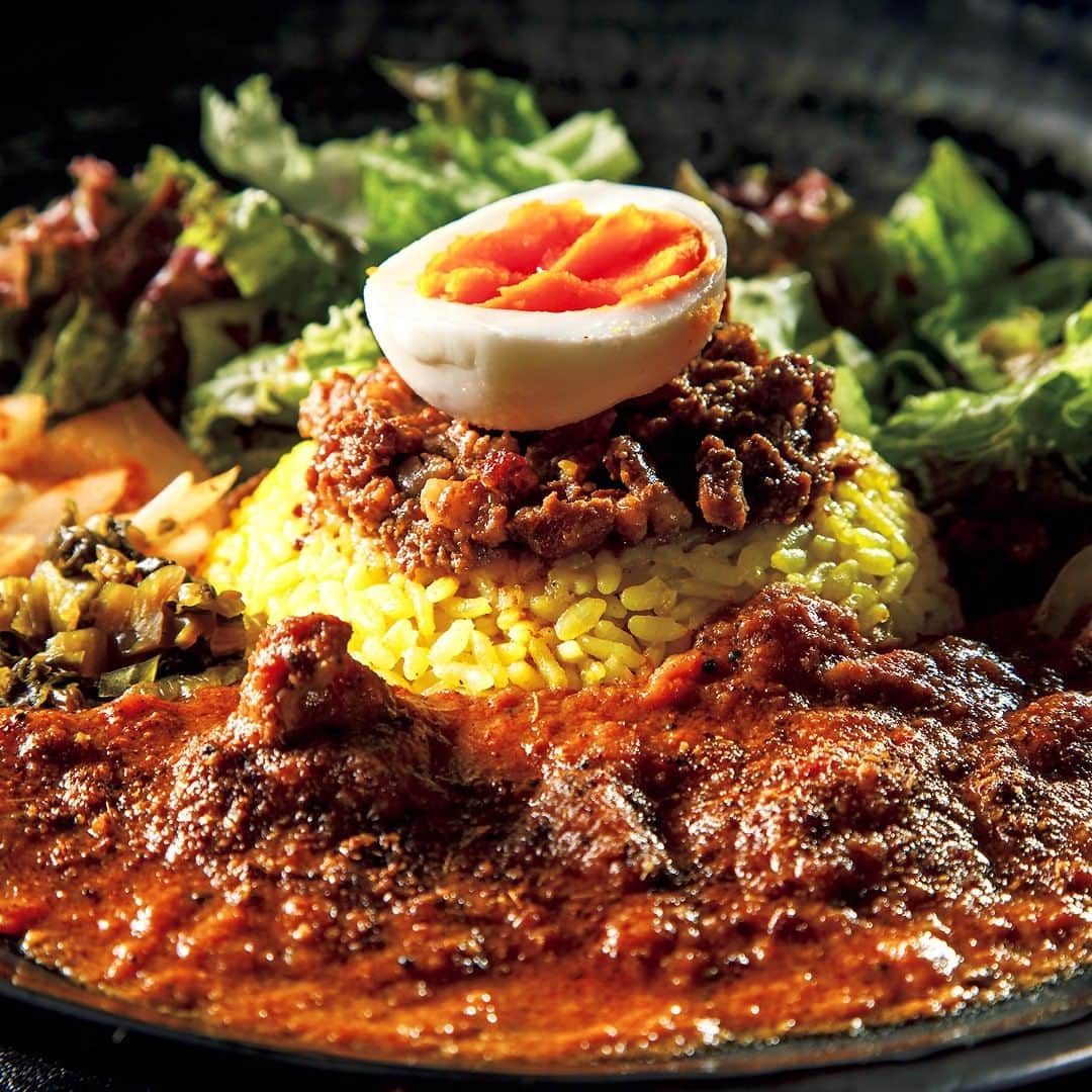 のインスタグラム：「スパイスカレーと魯肉飯の組み合わせは、抜群のパンチ力！⠀⠀⠀⠀⠀⠀⠀⠀⠀ .⠀⠀⠀⠀⠀⠀⠀⠀⠀ 平日の朝から行列ができるほどの人気を博しているのは、『SPICY CURRY 魯珈』の「ろかプレート」。⠀⠀⠀⠀⠀⠀⠀⠀⠀ なんと、カレーと魯肉飯をワンプレートで供すという斬新なスタイルは、まさにコロンブスの卵的発想。 ⠀⠀⠀⠀⠀⠀⠀⠀⠀ シナモンやクローブが香る魯肉はカレーとの親和性も高く、何度でも食べたくなる魔力がある。⠀⠀⠀⠀⠀⠀⠀⠀⠀ 【by東カレ編集部】⠀⠀⠀⠀⠀⠀⠀⠀⠀ .⠀⠀⠀⠀⠀⠀⠀⠀⠀ 店名 ▷スパイシーカレー 魯珈（SPICY CURRY ROKA）⠀⠀⠀⠀⠀⠀⠀⠀⠀ 最寄り駅 ▷新大久保⠀⠀⠀⠀⠀⠀⠀⠀⠀ ジャンル ▷カレー専門店・台湾料理⠀⠀⠀⠀⠀⠀⠀⠀⠀ TEL ▷03-3367-7111⠀⠀⠀⠀⠀⠀⠀⠀⠀ 住所 ▷新宿区百人町 1-24-7 シュミネビル 1F⠀⠀⠀⠀⠀⠀⠀⠀⠀ シチュエーション ▷友人・おひとり様 ⠀⠀⠀⠀⠀⠀⠀⠀⠀ .⠀⠀⠀⠀⠀⠀⠀⠀⠀ ー続きは東カレwebまたはアプリにてー⠀⠀⠀⠀⠀⠀⠀⠀⠀ ▶︎『　東京カレンダー　スパイシーカレー 魯珈　』で検索！⠀⠀⠀⠀⠀⠀⠀⠀⠀ .⠀⠀⠀⠀⠀⠀⠀⠀⠀ #東京カレンダー #tokyocalendar #東カレ#東カレグルメ#東京グルメ #tokyofood #yummy #japanesefood #東京美食 #B級グルメ #カレー #新大久保 #台湾料理 #新大久保グルメ」