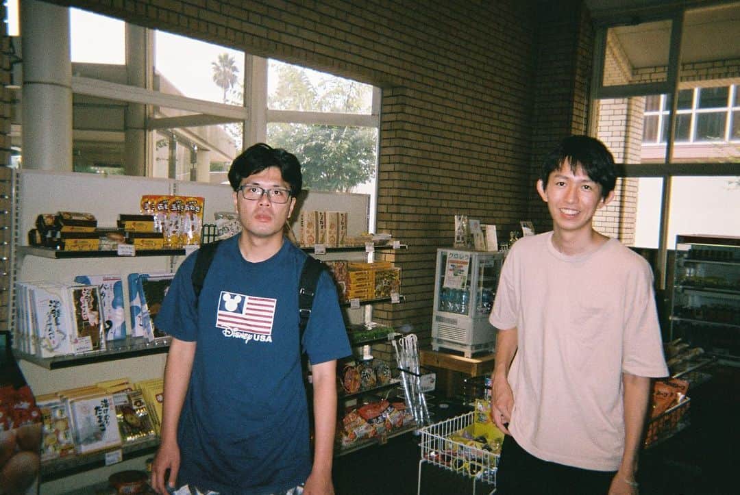高見雄登のインスタグラム：「続#写ルンです 行きの車の中で、ぼくが孤独のRunaway口ずさんだら「いいっすねー！」と言うてきた真輝志と「おれもB’z好き」と言ってきた乳首おじさん。 #孤独のRunaway 結局これは仕事とんだ男の歌やな、という話から、B’zの歌詞はヤバい男の歌詞が多いっていうことで真輝志と盛り上がりました。 #彼女に電話繋がらへんから夜中に彼女の家まで行ってまう男の歌 #いいなと思ってる女の子が飲み屋で自分の悪口言うてるの偶然聞いてまう男の歌 #好きな女を車で誘拐してまう男の歌 ぜんぶほんまに稲葉さんが歌ってるので、聴いてみてください。 夜、バーベキューの合間に星見上げながら「高見さん、ぼくのこのTシャツB’zのやつなんですよ！」言うてきた真輝志はかわいすぎました。女性なら抱いてました。」