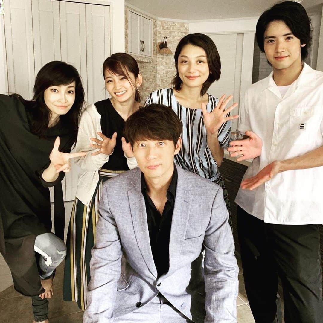 日本テレビ ドラマ「わたし旦那をシェアしてた」さんのインスタグラム写真 - (日本テレビ ドラマ「わたし旦那をシェアしてた」Instagram)「#わたし旦那をシェアしてた 最終回まで…あと３時間✨  森？林？？を囲んでの集合写真🤗✨ 深夜0:29～放送のドラマ最終回も、そのあとHuluで配信の“７年後の物語”も、驚きの展開が詰まってます😱😆 お見逃しなく‼️✨ #わたし旦那をシェアしてた #小池栄子 #りょう #岡本玲 #赤楚衛二 #黒木啓司 #渡辺真起子 #平山浩行 #夏木マリ #ヒルクライム #事実愛 #ytv #木曜ドラマF #ドラマ #マンゴー体操 #木曜日も夜ふかし #旦シェア 💍きょう深夜0:29〜最終回‼️✨💍」9月5日 21時35分 - _danshare_