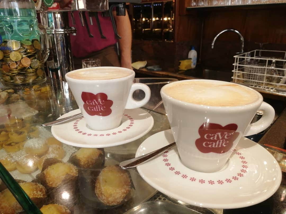 桐島瑞希さんのインスタグラム写真 - (桐島瑞希Instagram)「ミラノから電車で2時間半、ヴェネツィアへ✨ サンマルコ広場周辺を朝さんぽ💫 広場にある素敵なカフェはコーヒー1杯€7.5☕💶 裏路地にある普通のバールで立ち飲みすれば、1杯€2.5☕💶 もちろん後者を選びます🤭  #venezia #ベネチア #ヴェネチア #ヴェネツィア #italy #イタリア #イタリア旅行 #海外旅行 #海外暮らし #海外旅行好きな人と繋がりたい #旅スタグラム #旅女 #travelphotography #旅したくなるフォト」9月5日 21時37分 - mizkirisiii