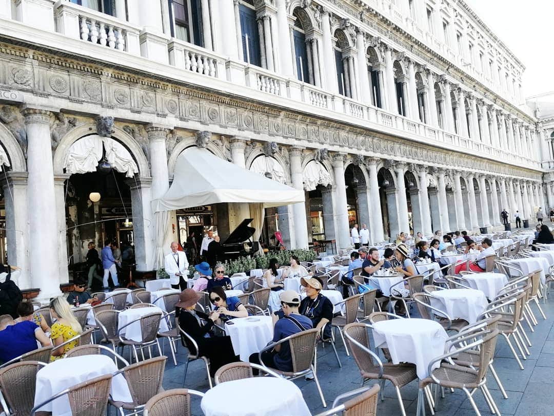 桐島瑞希さんのインスタグラム写真 - (桐島瑞希Instagram)「ミラノから電車で2時間半、ヴェネツィアへ✨ サンマルコ広場周辺を朝さんぽ💫 広場にある素敵なカフェはコーヒー1杯€7.5☕💶 裏路地にある普通のバールで立ち飲みすれば、1杯€2.5☕💶 もちろん後者を選びます🤭  #venezia #ベネチア #ヴェネチア #ヴェネツィア #italy #イタリア #イタリア旅行 #海外旅行 #海外暮らし #海外旅行好きな人と繋がりたい #旅スタグラム #旅女 #travelphotography #旅したくなるフォト」9月5日 21時37分 - mizkirisiii