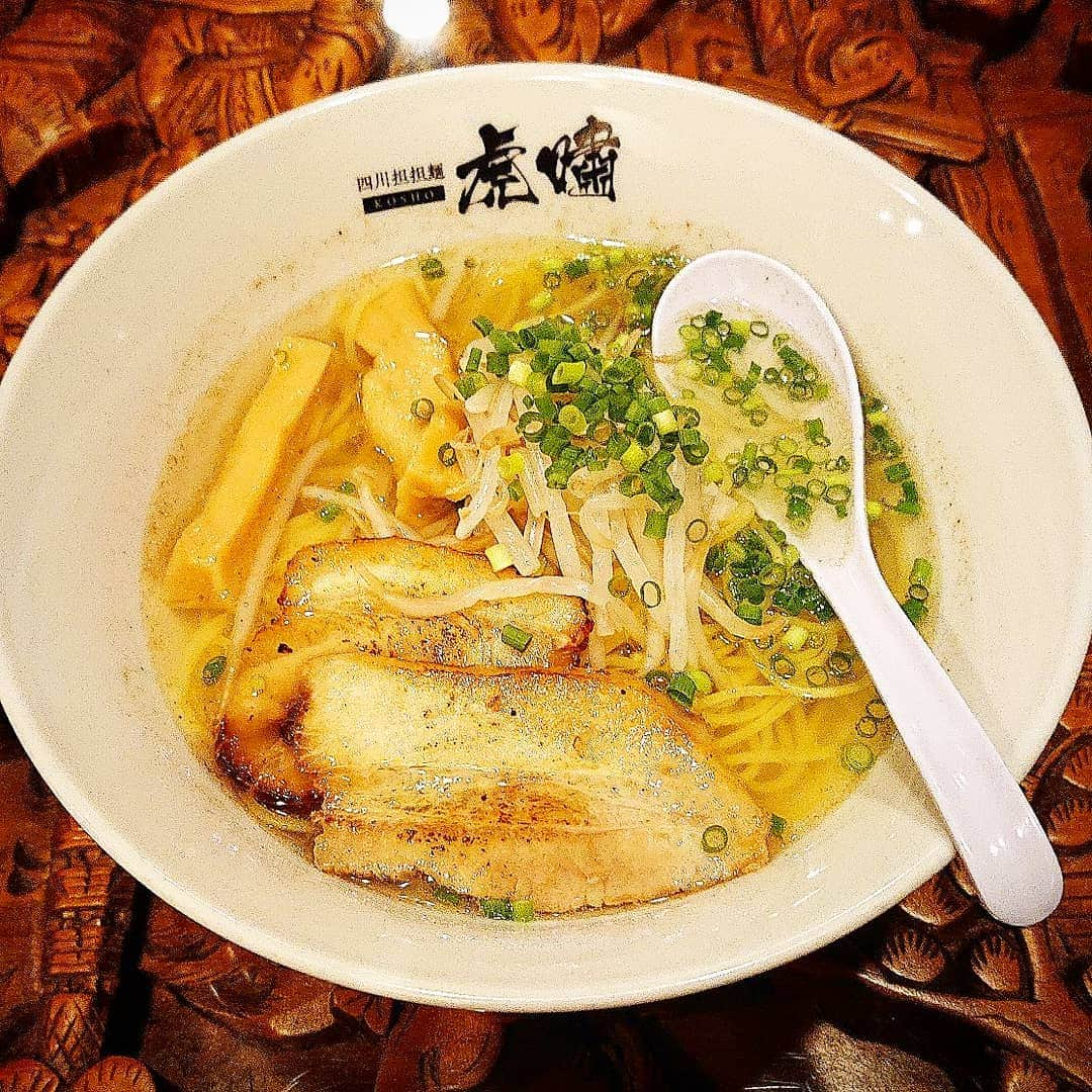 秦まりなさんのインスタグラム写真 - (秦まりなInstagram)「【ラーメン探訪記】 四川担担麺 虎嘯＊潮拉麺 . 絶品担々麺が有名な虎嘯さんですが、この潮拉麺も絶品！！ 塩の旨みもさることながら、さりげなくかかっている魚粉が効いてる！ このスープ、あっさりだけど体にしみわたります！ なに食べても間違いない… ごちそうさまでした！ . . . #ラーメン#ラーメン巡り #ラーメン食べ歩き #ラーメン女子 #ラーメン大好き #ラーメン部 #ラーメンパトロール #ラーメン日記 #ラーメンスタグラム #ラーメンインスタグラマー #ラーメン好きな人と繋がりたい #麺スタグラム #麺スタグラマー #鳥取 #鳥取県 #tottori #米子市 #米子 #yonago #japan#四川担担麺虎嘯 #虎嘯 #潮拉麺 #塩ラーメン#ラーメン探訪 #アナウンサー#announcer」9月5日 21時38分 - marina.hata