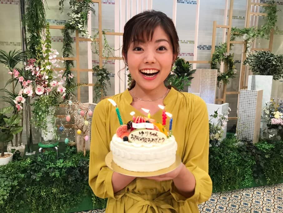 田村友里さんのインスタグラム写真 - (田村友里Instagram)「23歳になりました な、な、なんと、NEWS6の皆さんが！ サプライズでお祝いしてくださったのです！！！ 本当にびっくりしすぎて逆にリアクション控えめ😂 本当に嬉しくて幸せすぎて一瞬声が出ませんでした。 まだ新人の田村を、こんなにも温かく包み込んでくださるなんて、、、、 かつて思い描いてた未来よりはるかに恵まれたステキな環境にいられることに、心からありがとうです。 . 23歳はこれまで以上に 目の前のひとつひとつを丁寧に全力で笑顔で。 早くRCCの戦力になりたいい！！ 先輩に追いつきたいいい！！！ . #ちなみに同期もお祝いしてくれた #真の心の友たち #プレゼントは #女子力向上を願って #ジェラピケパジャマ  #そしてバイトちゃんからのメッセージカード🥺 #皆さま本当にありがとうございました！」9月5日 21時39分 - yuri_tamura0894