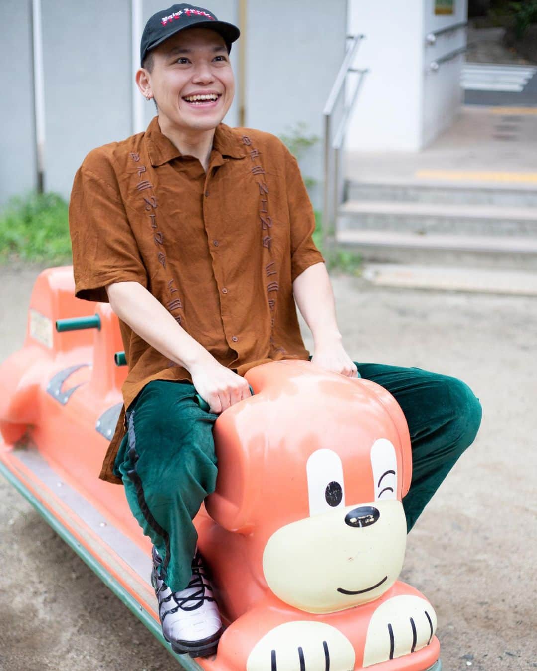 相馬トランジスタのインスタグラム：「公園ではしゃぐ29歳（独身）  #ちゃんと順番待ちしました」