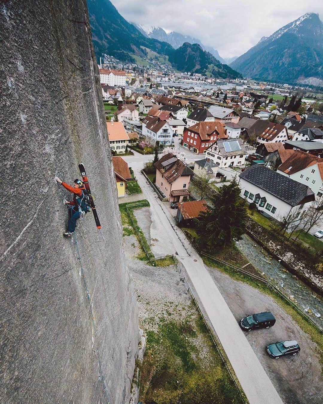 Mammutさんのインスタグラム写真 - (MammutInstagram)「Climbing or Skiing? Our Pro Team athlete @nadinewallner has a passion for both! Here she climbs "Prinzip Hoffnung" 8b at Bürser Platte. "I never thought I will skip a powder skiing day for climbing but I did! Still happy about my decision and impressed by this line!" Pic: @jacopolarcher」9月5日 21時40分 - mammut_swiss1862