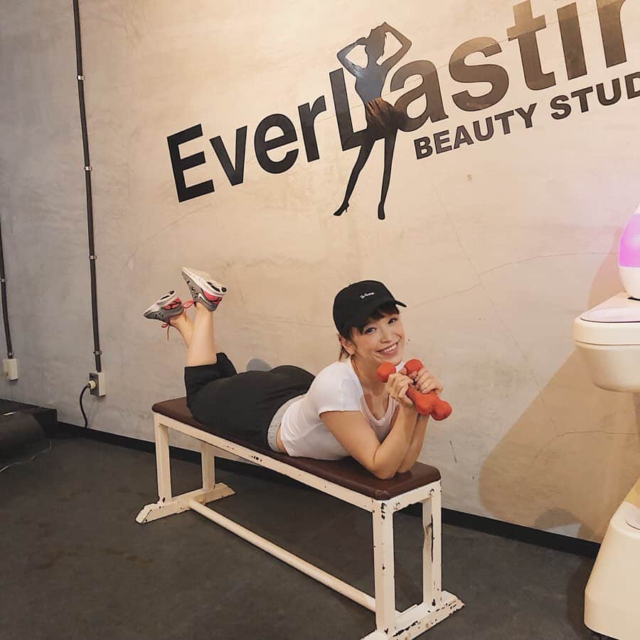Soweluのインスタグラム：「バースデーライブに向けて @hiro.style.gym で ヒロコさんのパーソナルトレーニング始めました！！ 実は今 体重も体脂肪もデビュー当時くらいぽちゃってて、、🐷 これはめっちゃお腹凹ましてポージングでうまく誤魔化してるだけw ヒロコさんトレーニングは前にも通ってたんだけど、本当に体のラインがどんどんキレイになったからまた通い始めたよ💪  絶対最高のBodyで 11/5ステージに立つから そこんとこよろしく😎 ・ ・ @hihi.hiroko  #workoutgirl  #トレーニング #ソエトレ #目標を作ると希望がわく」