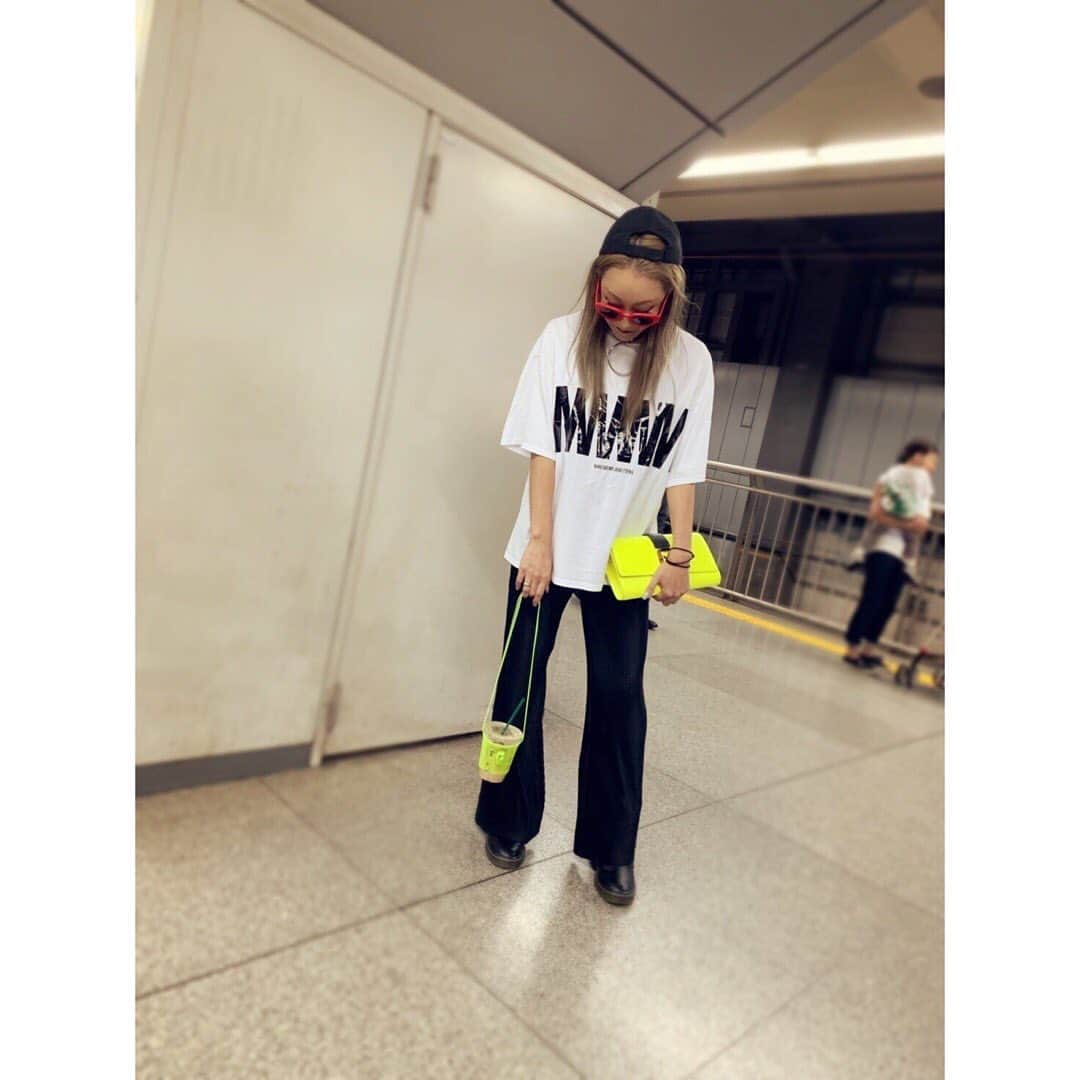 倖田來未さんのインスタグラム写真 - (倖田來未Instagram)「OSAKA works! part 2.﻿ ﻿ FM OH!へ移動し、収録させて頂きましたー！﻿ ﻿ 【オンエア情報】﻿ 9/9（月）11:30～15:51﻿ FM OH！「LOVE FLAP」　﻿ コメントゲスト﻿ ﻿ 9/13（金）5:00～5:55﻿ FM OH！「Doube-E」﻿ インタビューゲスト﻿ ﻿ #osaka → #tokyo #そのままスタジオへ #バイガーパンツ #履き替えて #まだまだ仕事は続きましたとさ #疲れた時 #腹立つ時 #悲しい時 #どんな時にも #笑いは薬 #疲れてる方は #この動画を見て #笑﻿ #osaka #works #radio #fmoh #fashion #wwwm #emoda #gyda #goods #comingsoon #kodakumi #倖田來未」9月5日 21時41分 - kodakumi_official