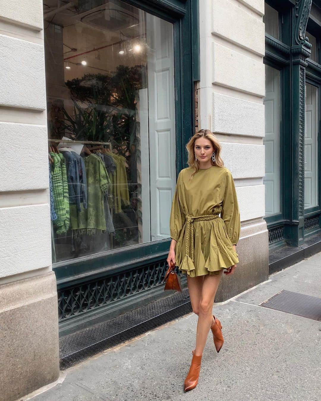 サンヌ・ヴロートさんのインスタグラム写真 - (サンヌ・ヴロートInstagram)「New York City 🗽 I’m home! There’s no better way to start NYFW then with @shopbop first pop up store in Soho. Swipe for the full look and details ❤. #stylesupport #ad」9月5日 21時53分 - sannevloet