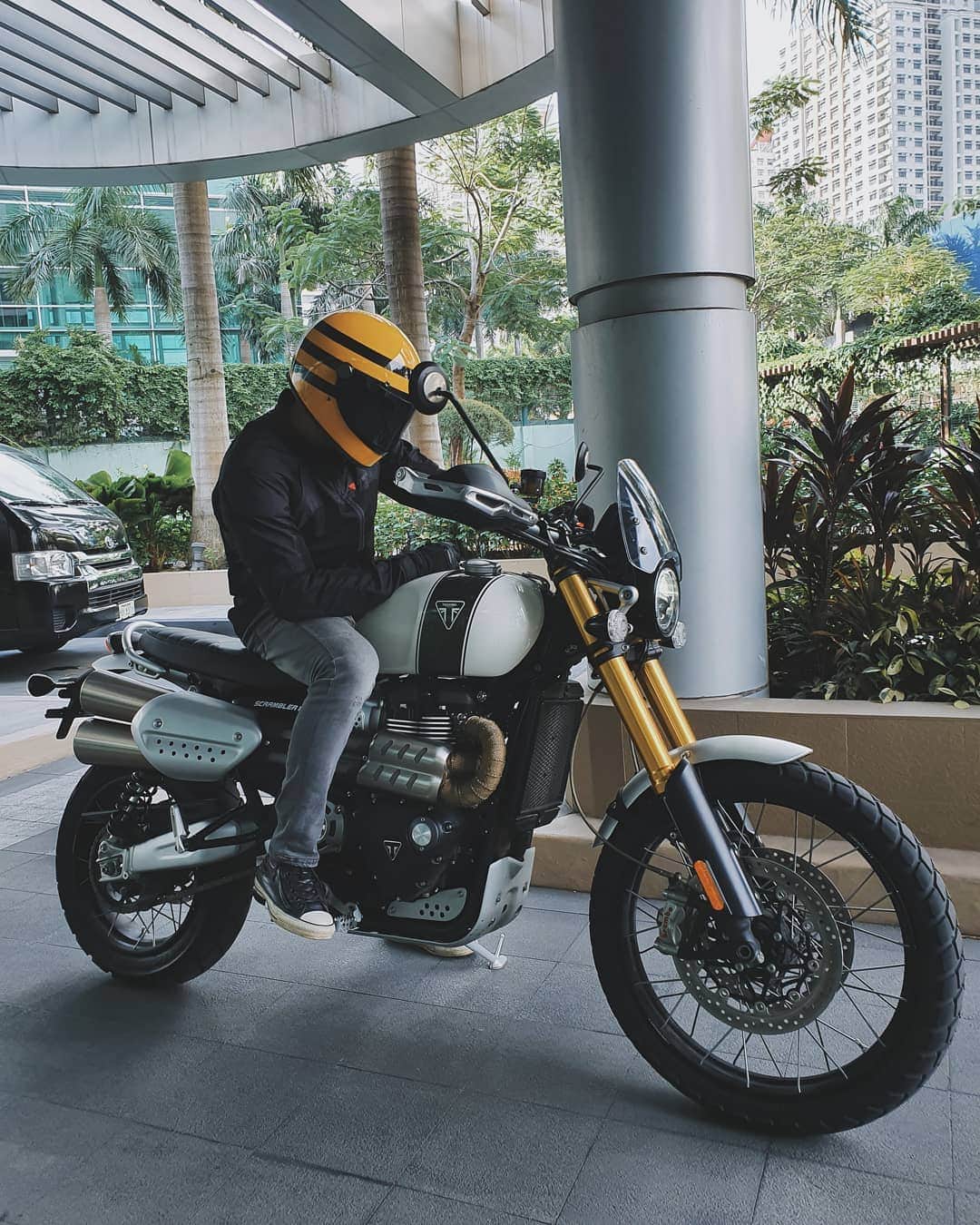 サム・ミルビーさんのインスタグラム写真 - (サム・ミルビーInstagram)「Traffic is pretty bad..... anyone need a ride? 🏍️」9月5日 21時47分 - samuelmilby