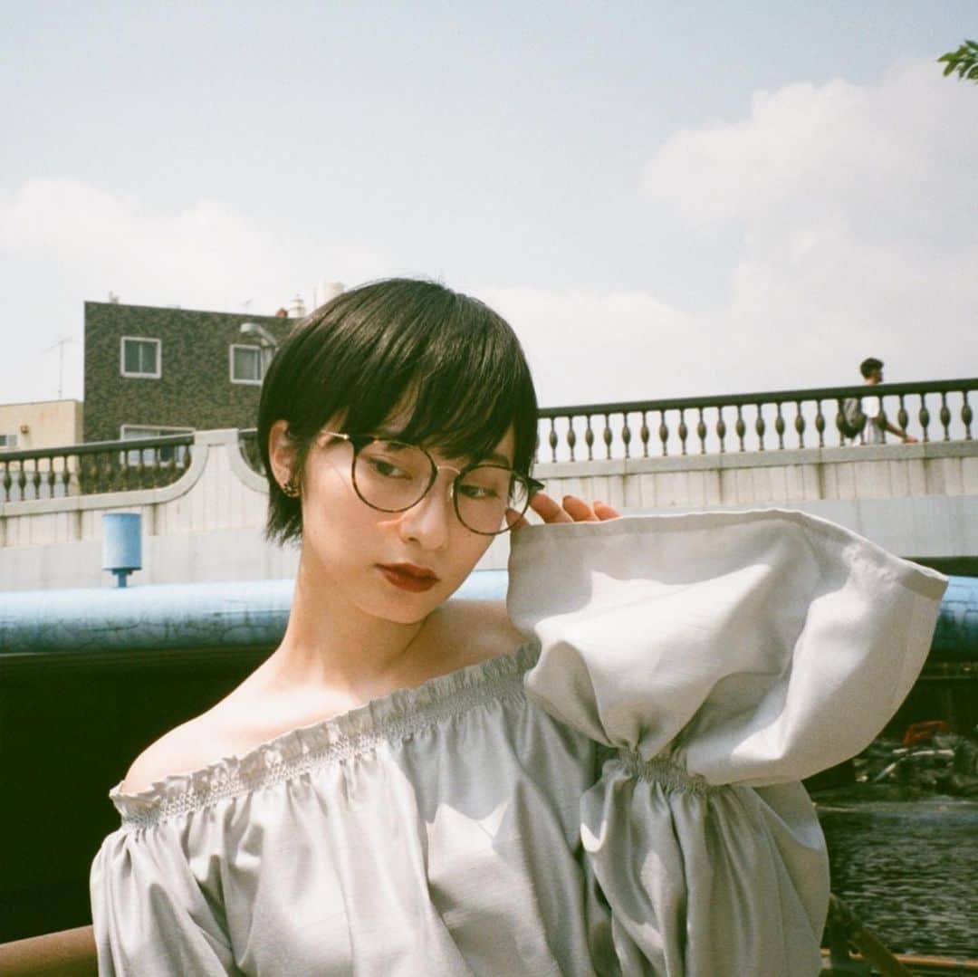 Zoff Officialのインスタグラム：「AUTUMN CLASSIC / ZJ191031_49A1 Model @_sleep_tommy_  異素材を組み合わた、ハイブリットなクラシックフレームが登場。ディテールにこだわったファッションにも、主張しすぎずにこなれた雰囲気を与えてくれます。 細くしなやかなフレームが、付け心地の良さと女性らしい雰囲気を演出。 #Zoff #FASHION #eyewearstyle #メガネ #ゾフ女子 #Zoffコーデ #スカイツリータウン #ソラマチ #東京 #tokyo」