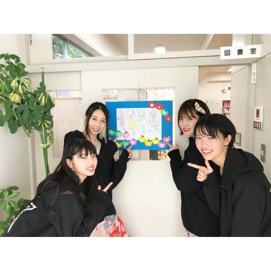 のインスタグラム：「❤︎ ♪夢の音楽教室パート2 今日は今年度で閉校になってしまう「牡丹平小学校」で夢の音楽教室をさせて頂きました✨✨ みんなしっかり夢を持っていて、まっすぐで、純粋で、元気で、たくさんのパワーをもらいました😭💗 先生方の生徒への愛も感じて、すごく優しい気持ちになりました。 閉校になってしまうけれど、牡丹平小学校はいつまでもみんなの心の中に生き続けます。💗 みんなありがとう！！そして、また会いましょう☺️ . . みんなで食べた給食のカレーもおいしかったよ🤤 . . #夢の音楽教室 #音楽教室 #牡丹平小学校  #りんご娘 #ringomusume」