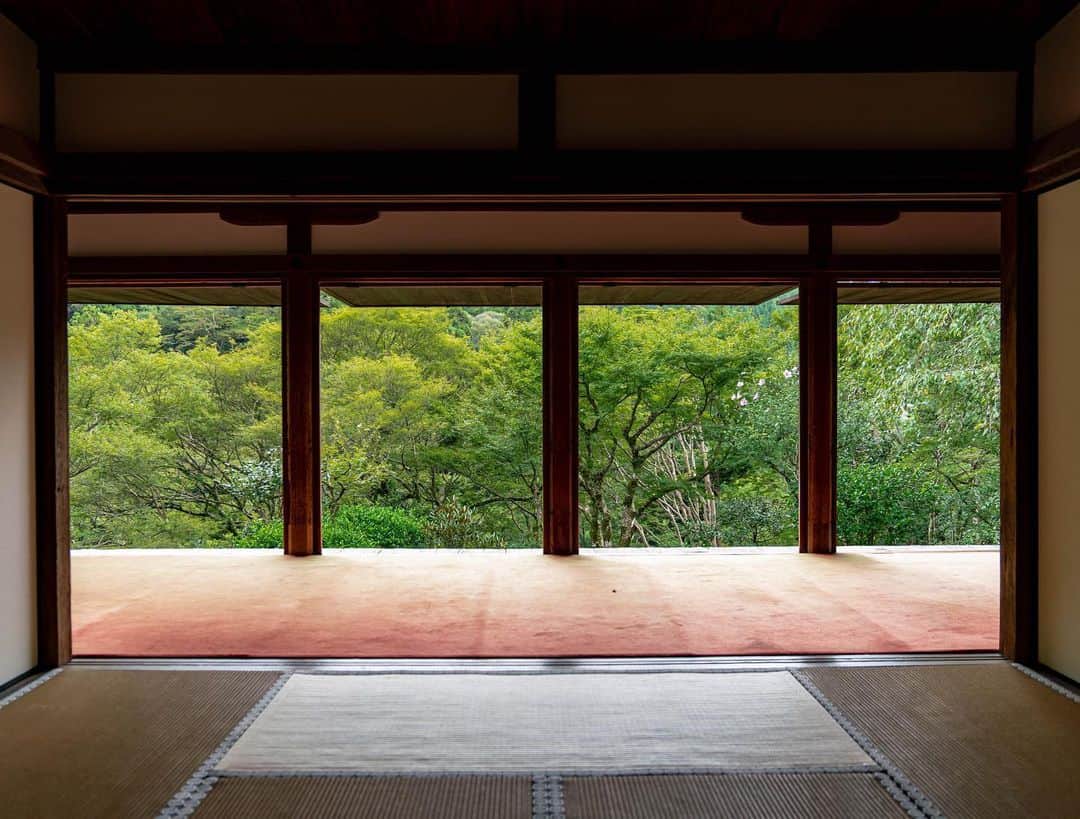 山口淳一さんのインスタグラム写真 - (山口淳一Instagram)「Temple among the mountains. アップする写真が、店かスイーツかお寺からの緑に偏ってきました。 #寺グラマー  #japan #kyoto #temple #green # #nature #日本 #京都 #寺 #緑 #自然」9月5日 21時57分 - junichi_yamaguchi