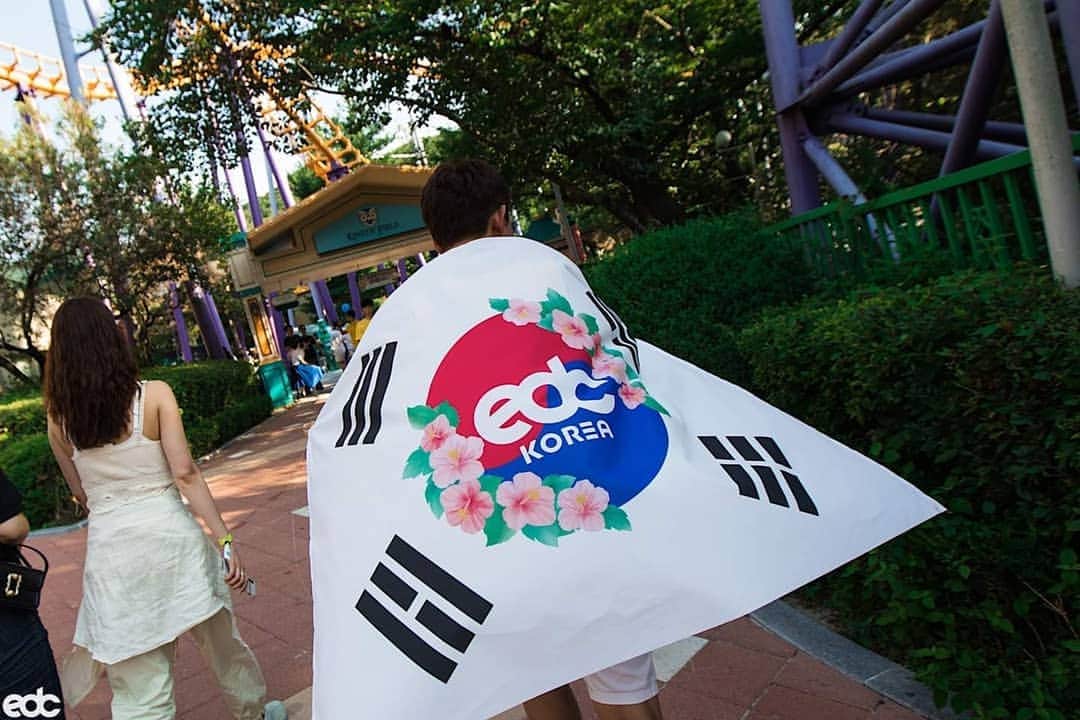 EDC Japanさんのインスタグラム写真 - (EDC JapanInstagram)「🇰🇷🎉 先週末初開催となったEDC KOREAをご紹介！テーマパークが会場となっており参加したみんなもお祭り気分！  Throwback to EDC KOREA which took place for the very first time last weekend! Seoulland turned into a themepark of good music and positive energy!  @edc__korea」9月5日 21時59分 - edc_japan