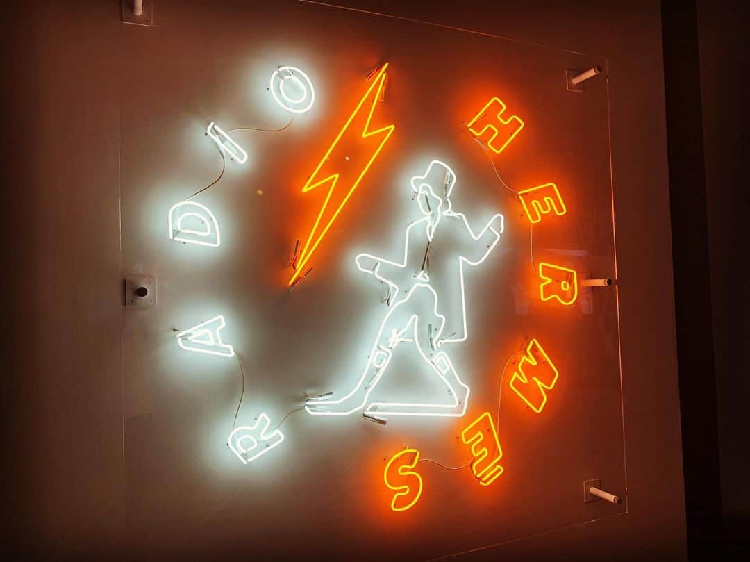 のインスタグラム：「【RADIO HERMÈS】﻿ ﻿ 神宮前CASE Wで9/1～9.29の﻿ 期間限定でPOP-UP RADIO STATIONとして﻿ 放送しているRADIO HERMÈSへ。﻿ ﻿ 盟友ケリー隆介くんが﻿ 月～木19:00～20:00生放送しています☺︎🎙﻿ ﻿ アナログレコードがずらりと並ぶ棚にある﻿ ジャケットは全て、これまでのHERMÈSのスカーフ柄に。お気に入りのレコードを写真4枚目の白い板に置くとICチップからその当時のコレクションで使った楽曲がヘッドフォンから流れる仕掛け🤤﻿ ﻿ 一切の妥協のない世界観。﻿ 古き良きを大切に、常に今を追求し続けてきた確固たるブレない想いがめちゃくちゃかっこいい。🐎﻿ ﻿ ケリー隆介もカッコよすぎる。🤣﻿ バンドマンだった彼が今、プロのラジオDJとしてアーティストにインタビューするのをオンエアではなく目の前で見てて本当に尊敬した。インタビューの角度がやっぱり音楽を深く知ってる人のそれだから本当にかっこいい。かっこいいのは顔だけにして欲しい。勝てない（笑）﻿ 最高に刺激的な空間でした☆﻿ ﻿ いや、かっこいい。あー、かっこいい！笑笑﻿ ﻿ Thanks bro.🤙﻿ ﻿ #RADIOHERMÈS #radio #HERMÈS #CASEW #ケリー隆介 #Kellyryusuke」