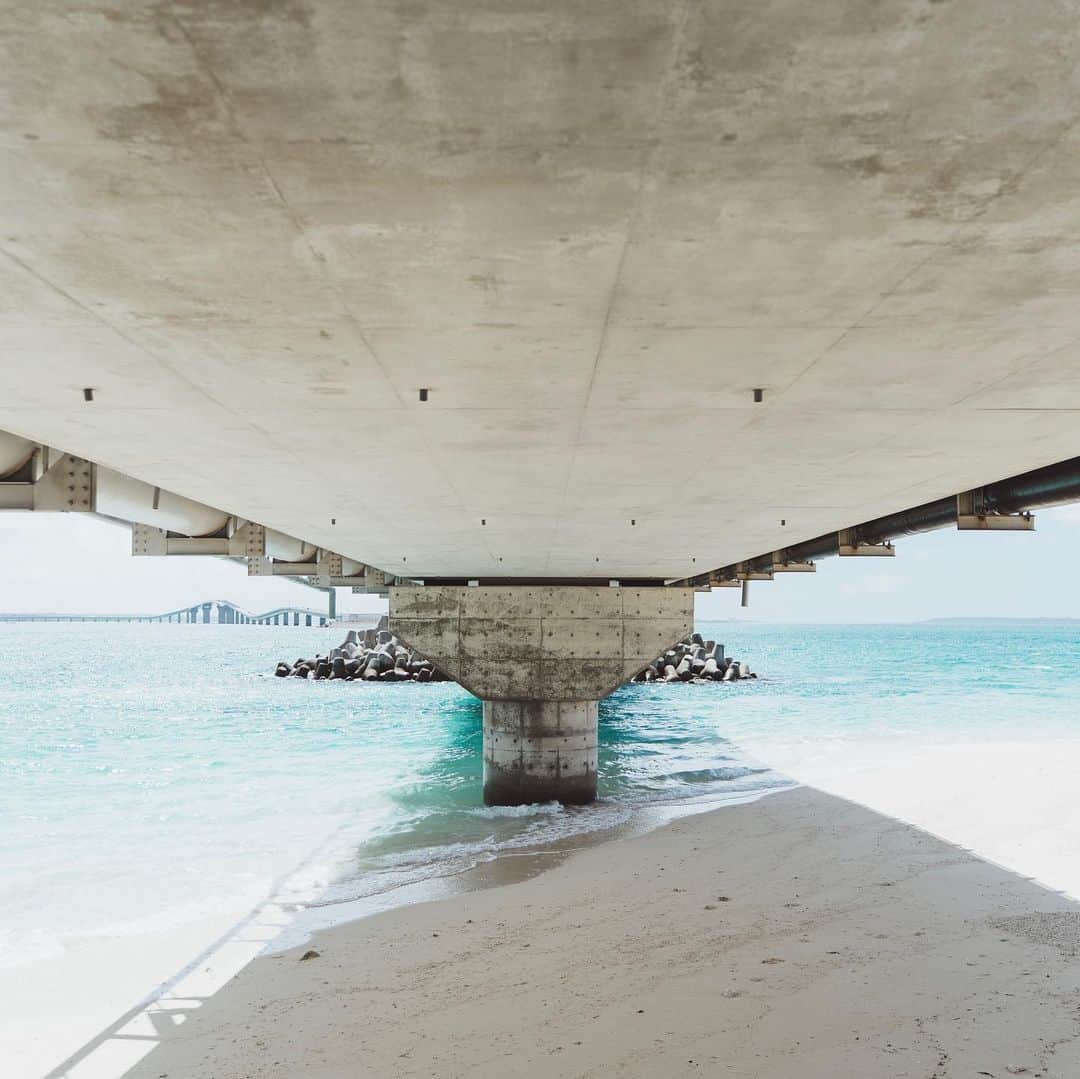 市川渚さんのインスタグラム写真 - (市川渚Instagram)「全長3.5キロ、離党を結ぶ橋としては日本最長の沖縄・伊良部大橋。空から、下から、陸から。﻿ ﻿ 2015年にこの橋が完成し、宮古島から伊良部島へ車で渡れるようになって以来、急速に観光への投資が加速したという。タクシーの運転手さん曰く車なんてほとんど走ってなかったと。あちこちで新しいリゾート施設の工事が進んでいた。﻿ ﻿ ﻿ Irabu-Ohashi bridge is the longest bridge which connects between remote islands in Japan. Since the compilation in 2015, the number of tourists has been increasing in Irabu Island.  A taxi driver told us that there weren’t any cars on the road in Irabu before that. We saw some new resort facilities are now under development. ﻿ ﻿ ﻿ ﻿ #伊良部大橋#伊良部島#irabuohashibridge#irabuisland#okinawa#djimavicair#mavicair#djijapan#aerealphotography#dronephotography#a7iii#sonya7iii#tamrona036#nagikotrip」9月5日 22時12分 - nagiko
