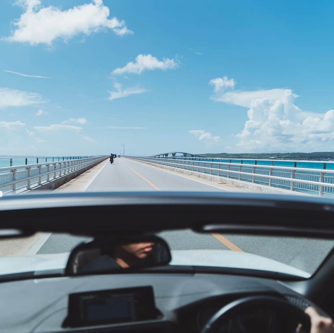 市川渚さんのインスタグラム写真 - (市川渚Instagram)「全長3.5キロ、離党を結ぶ橋としては日本最長の沖縄・伊良部大橋。空から、下から、陸から。﻿ ﻿ 2015年にこの橋が完成し、宮古島から伊良部島へ車で渡れるようになって以来、急速に観光への投資が加速したという。タクシーの運転手さん曰く車なんてほとんど走ってなかったと。あちこちで新しいリゾート施設の工事が進んでいた。﻿ ﻿ ﻿ Irabu-Ohashi bridge is the longest bridge which connects between remote islands in Japan. Since the compilation in 2015, the number of tourists has been increasing in Irabu Island.  A taxi driver told us that there weren’t any cars on the road in Irabu before that. We saw some new resort facilities are now under development. ﻿ ﻿ ﻿ ﻿ #伊良部大橋#伊良部島#irabuohashibridge#irabuisland#okinawa#djimavicair#mavicair#djijapan#aerealphotography#dronephotography#a7iii#sonya7iii#tamrona036#nagikotrip」9月5日 22時12分 - nagiko
