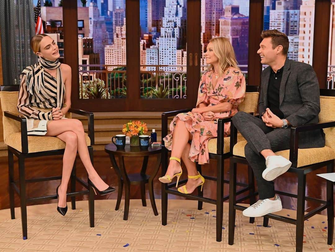 カーラ・デルヴィーニュさんのインスタグラム写真 - (カーラ・デルヴィーニュInstagram)「Always have the best time with you two, @kellyripa & @ryanseacrest」9月5日 22時11分 - caradelevingne