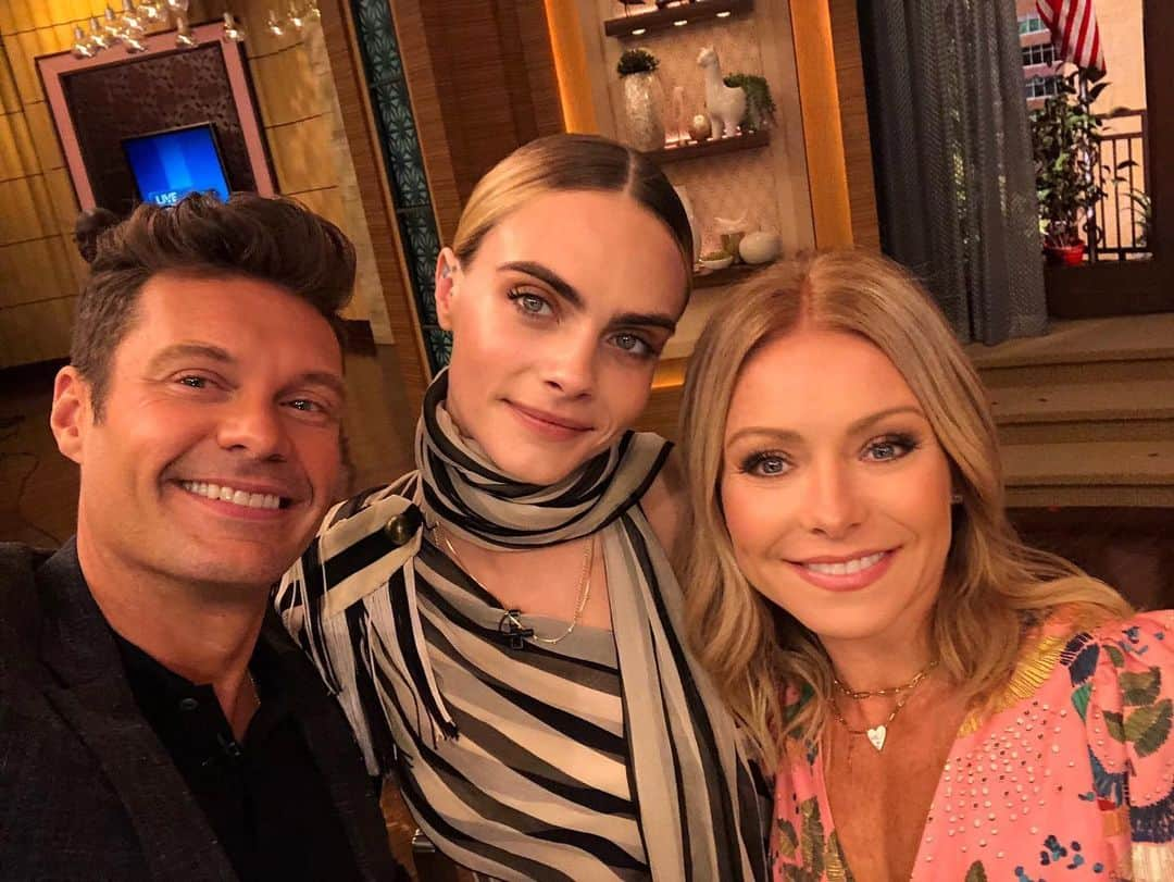 カーラ・デルヴィーニュさんのインスタグラム写真 - (カーラ・デルヴィーニュInstagram)「Always have the best time with you two, @kellyripa & @ryanseacrest」9月5日 22時11分 - caradelevingne