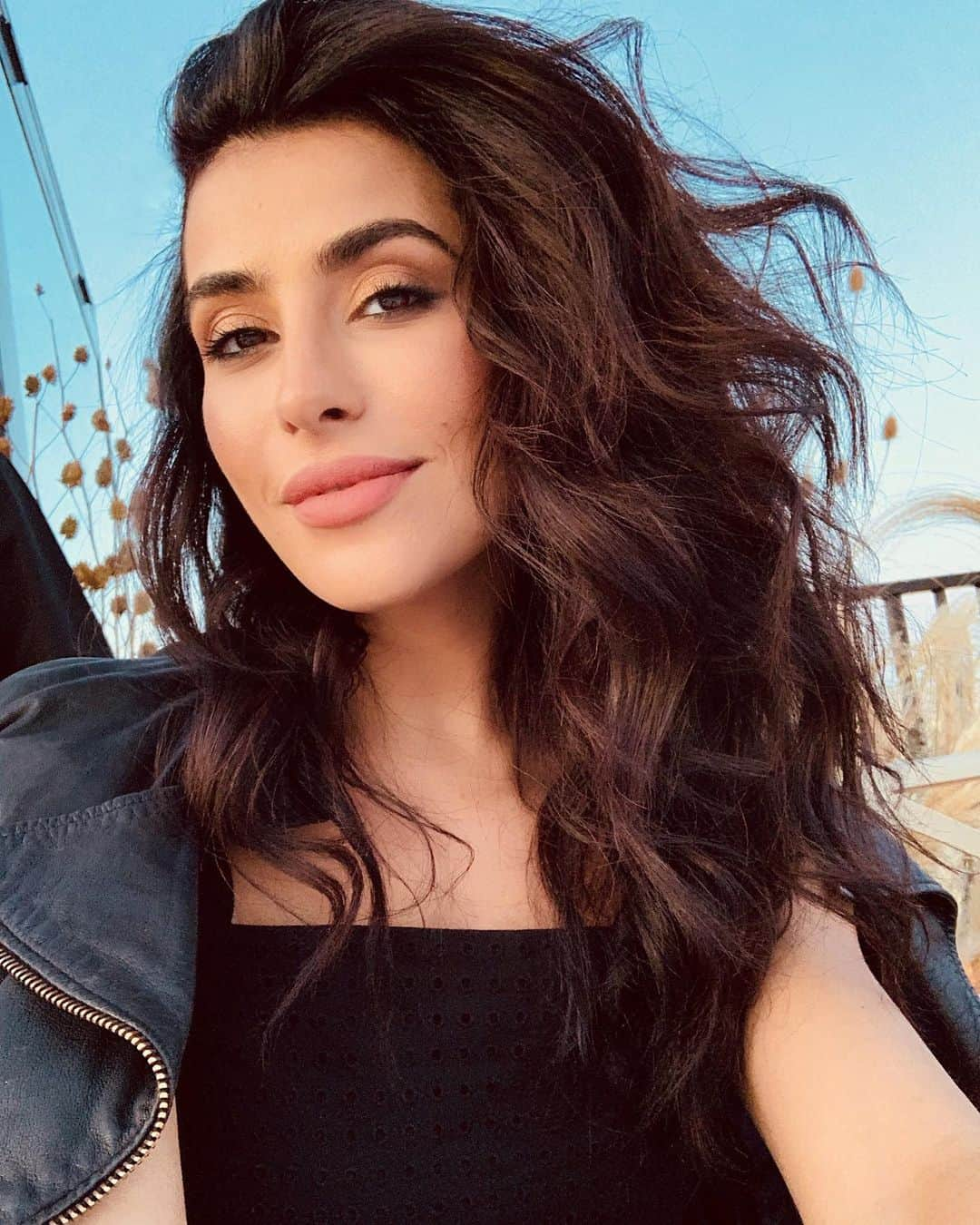 Sazan Hendrixさんのインスタグラム写真 - (Sazan HendrixInstagram)「What a difference a year can make! Today vs one year ago on this day (swipe) 🌱💁🏻‍♀️ Does your hair grow fast or slow? #hairgrowthjourney」9月5日 22時11分 - sazan