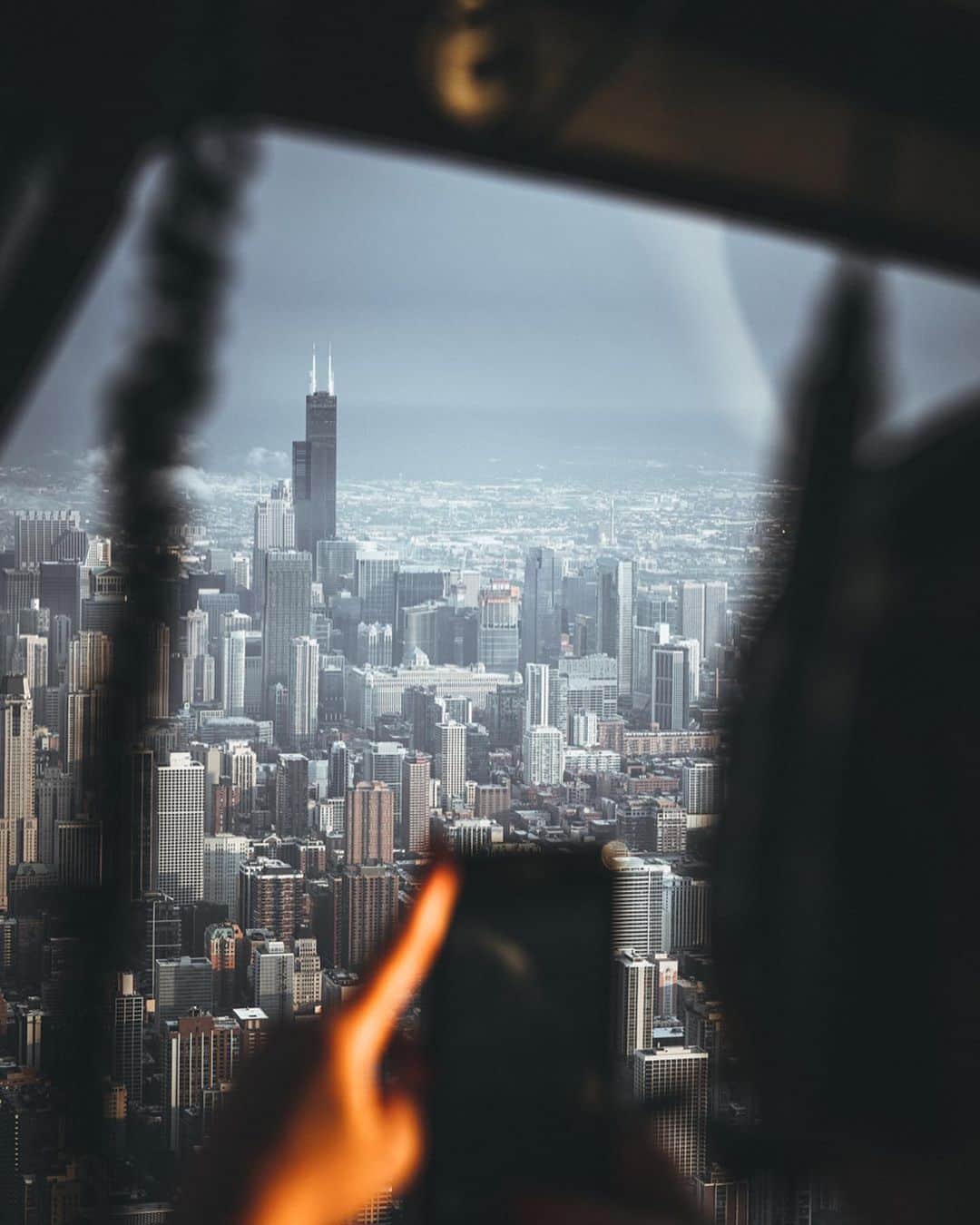Thomas Kakarekoさんのインスタグラム写真 - (Thomas KakarekoInstagram)「unforgettable here’s one of the very special moments I captured while in Chicago last month. not even sure why I didn’t share that series yet but looking at Chicago under a thick layer of fog was something I won’t soon forget.  #chicago」9月5日 22時04分 - thomas_k