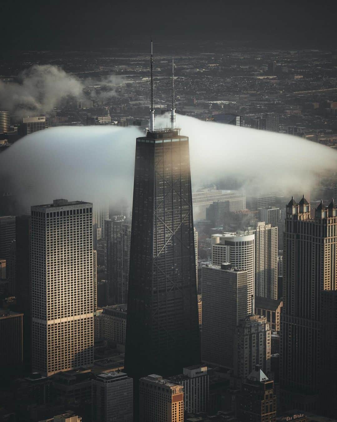 Thomas Kakarekoさんのインスタグラム写真 - (Thomas KakarekoInstagram)「unforgettable here’s one of the very special moments I captured while in Chicago last month. not even sure why I didn’t share that series yet but looking at Chicago under a thick layer of fog was something I won’t soon forget.  #chicago」9月5日 22時04分 - thomas_k