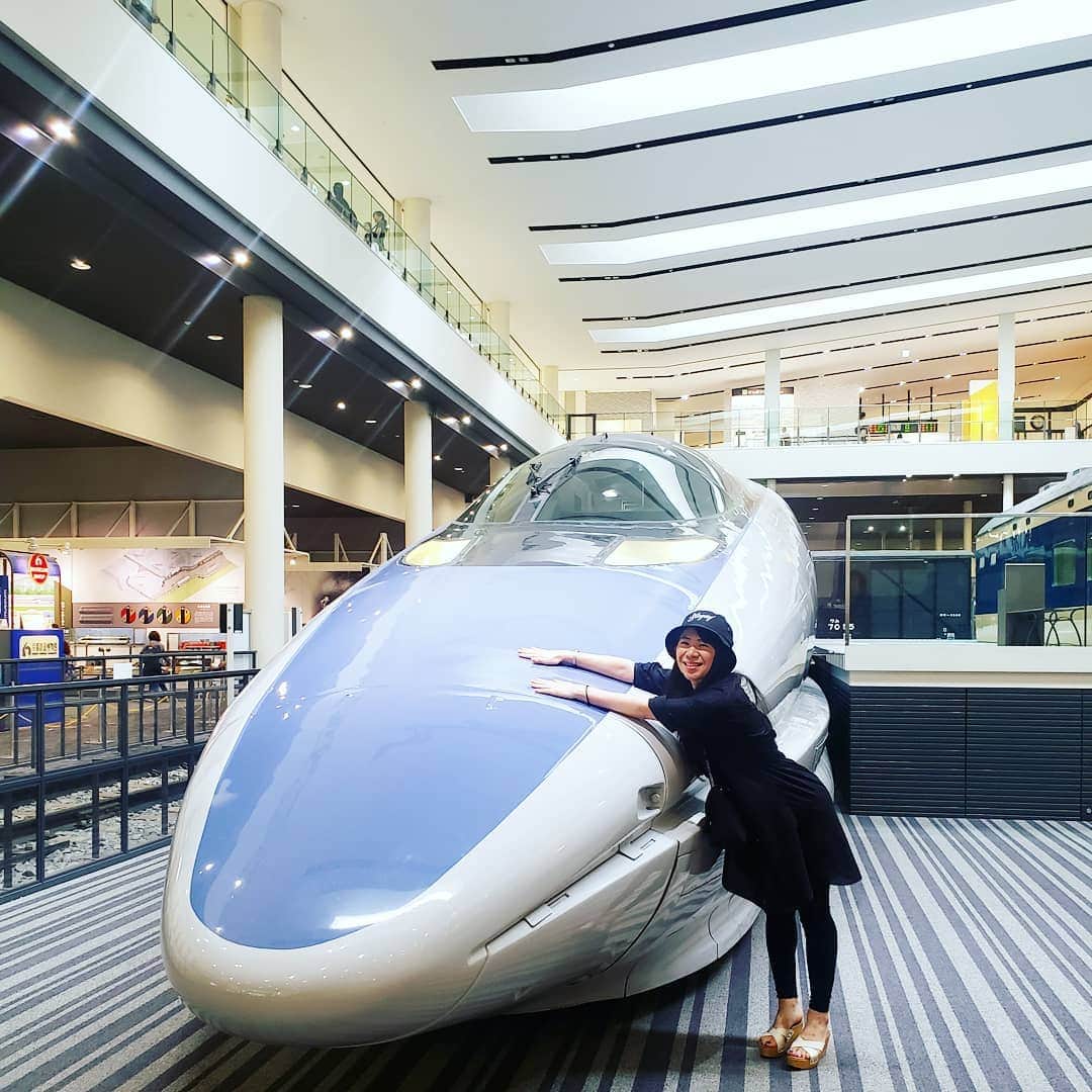 服部ひで子のインスタグラム：「11月に、 新喜劇の若手メンバーで "お芝居"のイベントに出演させていただくことになりました。 🍎11/22(金)🍎 11人芝居 『カッコだけつけたって幸せになれない』  場所 : YES THEATER (なんばグランド花月 地下)  時間 : 19時30分 開演 料金 : 3000円  出演 : 太田芳伸/森田展義/清水啓之/辰巳智之/音羽一憲/奥重敦史/新名徹郎/レイチェル/前田まみ/服部ひで子/岡田直子  この11人で、 "お芝居"します！  今回は、"お芝居"と言うくくりでの挑戦なので 普段の新喜劇の舞台では、あまり観られないような一面が飛び出すかもしれませんね……ヽ(●´ε｀●)ノ。。 私自身も、わくわくです。  このイベントを通じて、 今より成長できるように頑張りたいと思います。  是非、そんな姿を観に来てください‼️ チケットも手売りさせていただきますので、是非お声かけていただけたら嬉しいです～(*^-^)🌱 #吉本新喜劇 #よしもと新喜劇 #新喜劇 #服部ひで子  写真は、岡田直子さんが愛して止まない『500系新幹線』です🚅💨💨💨」