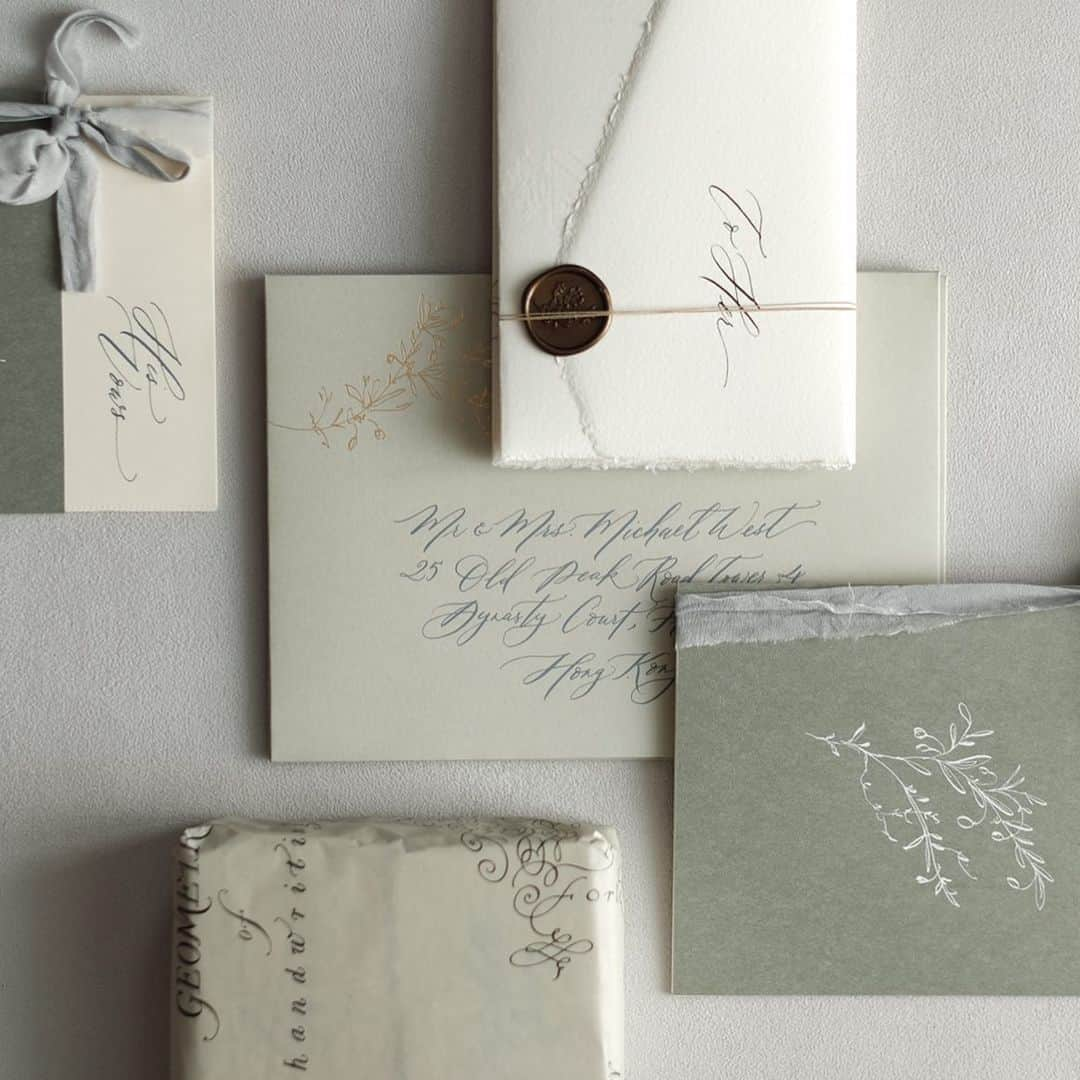 Veronica Halimさんのインスタグラム写真 - (Veronica HalimInstagram)「Pretty shade of olive green stationery items for a wedding in Tuscany — #truffypi #vhcalligraphy #calligraphystyling #WilyoumarryMi #italianwedding #tuscany #weddingstationery #handmadepapers #art  #tuscanweddimg #italianwedding #destinationwedding #travel #keepsake #カリグラフィー #カリグラフィースタイリング #モダンカリグラフィー #カリグラファ #ウェディング #ウェディングアイテム」9月5日 13時18分 - truffypi