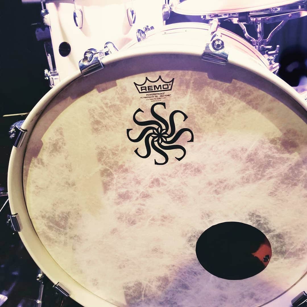 のインスタグラム：「SAKAEdrumsのロゴつけたー！👍 #sakae  #sakaedrums  #サカエドラム  #ロゴ」