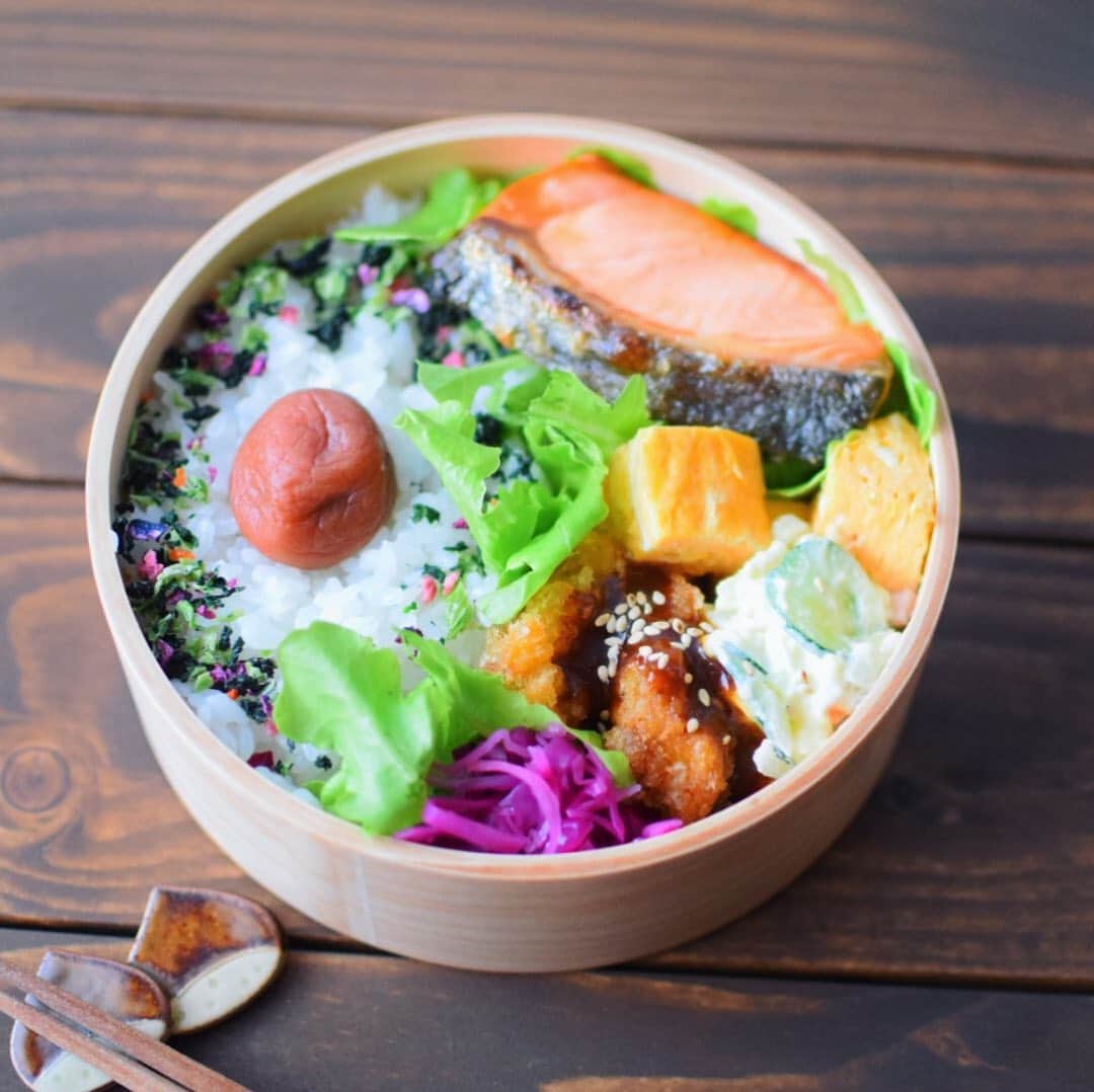 Nao Cafe さんのインスタグラム写真 Nao Cafe Instagram 中学生弁当 今日は鮭弁 自分自身 お弁当買うときは大抵 鮭が入っているものを選ぶくらい 鮭が好き 重ねカツは晩ごはん用にも たくさん揚げました 19 9 5 ナオべん 曲げわっぱ 曲げ