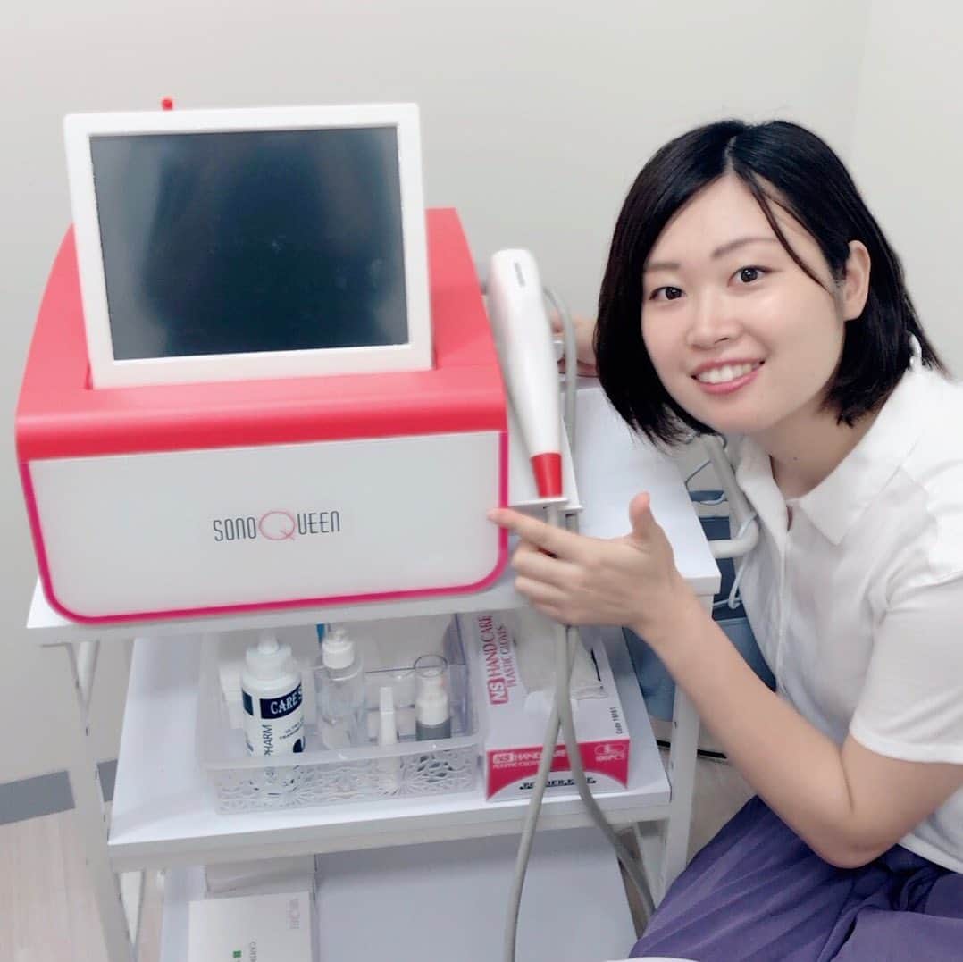 のインスタグラム：「こんにちは✨ : 先日の東京中央美容外科 池袋院で ソノクイーンと BNLSneo注射の 施術をしてもらってから 2週間が経ちました〜！ : 自分でも驚くほど スッキリしてきて✨ 肌のツヤツヤ感が増してきた気がする！ : : ソノクイーンは1度の施術でOKだし、 痛みやダウンタイムもないから 安心‼️安全‼️ : : リフトアップ症例数NO.1の 女医 まりこ先生は優しくて、 不安なところも相談しやすい！！ (@drinouemariko ) : そしてTCBは他院よりも かなり価格が安いのも オススメする要素のひとつ☝️✨ (@tcbikebukuro ) : 私のInstagramを見た！と 伝えていただくといいことがあるみたい🤲✨ : : 無料カウンセリングもできるから 気になる方はぜひ TCB 池袋院に足を運んでみてね！ : : #美容整形ならTCB東京中央美容外科 #リフトアップならTCB東京中央美容外科 #東京中央美容外科 #美容外科 #池袋 #東京中央美容外科池袋院#女医 #井上真梨子 #まりこ先生 #ソノクイーン #リフトアップ #ハイフ #HIFU #bnlsneo #pr」