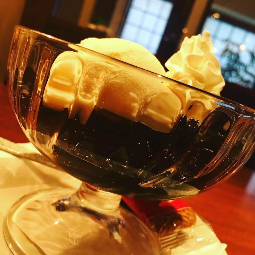 宮田麺児のインスタグラム：「魅惑のコーヒーゼリー バニラアイス 生クリーム トッピング系  @ブジオ珈琲」