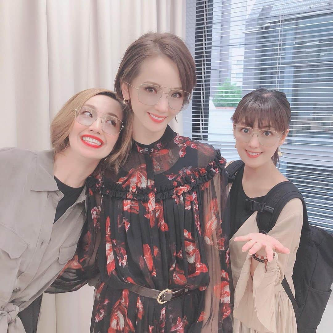 貴千碧さんのインスタグラム写真 - (貴千碧Instagram)「いよいよ始まりました😎❣️ 壱城あずささんの「バースデートークライブ」。打ち合わせでした😎 今回もいつもお世話になっている沢口千恵さんと小田島夏希先生お二方に大きな大きなお力をお借りして今までにない新たなあやさんのステージを一緒に作り上げていきたい！！と思っています✨✨ 今回のあやさんのバースデートークライブはダンスっ！ダンスっ！ダンスっ！の予定です(←貴千色爆)そして…貴千碧ダンストークライブにいらして下さいました皆様… 思い出の場面…登場するかも⁉️です！！ 是非是非沢山の方に見にいらして頂きたいです❣️ 昨日打ち合わせで「感謝」と「心」のテーマを大切に、今回も踊りの先に見えるものを追求していきたい‼️あやさんのお力になれるように貴千も全力を尽くします👊  もしご興味ございます方、見にいらしてくださいます方はDMにメッセージお送りください☺️✨ 今回も…踊ります😎👍. . . . . #壱城あずさ さん#89期 の方#見目麗しい #あやさん 、変な顔の時ありますか？ (←真面目な質問) 元#男役 他組なのによく劇団のNOVAでお昼ランチご一緒させて頂いていた  図々しいぞ#貴千碧  #沢口千恵 さん#小田島夏希 先生 #大きな大きなお力 を#本当にありがとうございます‼️‼️ #バースデートークライブ#お誕生日 当日❣️. . . . 10月12日土曜日 一ツ橋  如水会館 11:30〜12:50  ランチ 13:00〜14:30  トークライブ 料金  18000円 如水会館 2階 スターホール」9月5日 13時35分 - ao_takachi