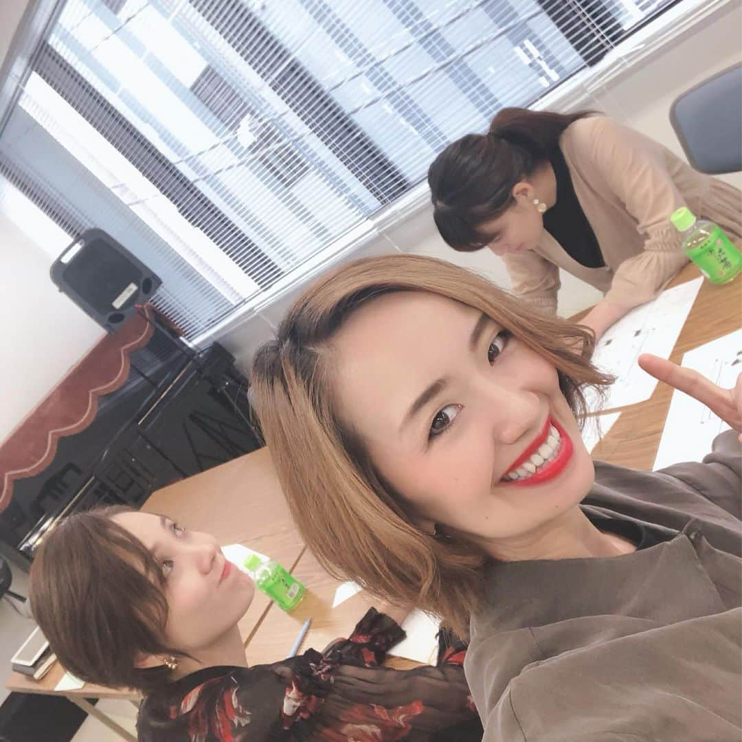 貴千碧さんのインスタグラム写真 - (貴千碧Instagram)「いよいよ始まりました😎❣️ 壱城あずささんの「バースデートークライブ」。打ち合わせでした😎 今回もいつもお世話になっている沢口千恵さんと小田島夏希先生お二方に大きな大きなお力をお借りして今までにない新たなあやさんのステージを一緒に作り上げていきたい！！と思っています✨✨ 今回のあやさんのバースデートークライブはダンスっ！ダンスっ！ダンスっ！の予定です(←貴千色爆)そして…貴千碧ダンストークライブにいらして下さいました皆様… 思い出の場面…登場するかも⁉️です！！ 是非是非沢山の方に見にいらして頂きたいです❣️ 昨日打ち合わせで「感謝」と「心」のテーマを大切に、今回も踊りの先に見えるものを追求していきたい‼️あやさんのお力になれるように貴千も全力を尽くします👊  もしご興味ございます方、見にいらしてくださいます方はDMにメッセージお送りください☺️✨ 今回も…踊ります😎👍. . . . . #壱城あずさ さん#89期 の方#見目麗しい #あやさん 、変な顔の時ありますか？ (←真面目な質問) 元#男役 他組なのによく劇団のNOVAでお昼ランチご一緒させて頂いていた  図々しいぞ#貴千碧  #沢口千恵 さん#小田島夏希 先生 #大きな大きなお力 を#本当にありがとうございます‼️‼️ #バースデートークライブ#お誕生日 当日❣️. . . . 10月12日土曜日 一ツ橋  如水会館 11:30〜12:50  ランチ 13:00〜14:30  トークライブ 料金  18000円 如水会館 2階 スターホール」9月5日 13時35分 - ao_takachi