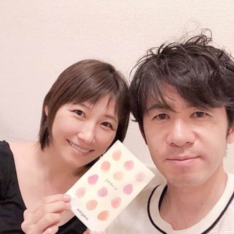 高橋志信さんのインスタグラム写真 - (高橋志信Instagram)「* * ニコリオからの新発売「Junca」愛用してます♪ * * * 体のめぐりを良くするサプリで、特にクマは血行不良と直結してるから目もと美人にしてくれるよ✫ ホントに全然気にならなくなったからすごい～✧ クマだけじゃなくて冷えとかむくみにも効くので、体がポカポカしてくるのを実感してます︎𖠚ᐝ * * * 旦那さんも最近忙しくてクマができてたのでオススメしてみたら気に入ったみたいで、夫婦仲良く一緒に飲んでます☺︎⋆ #Junca #ジュンカ #サプリメント　 #お気に入り #クマ #飲むコンシーラー #加工要らず  #コンシーラー要らず #白肌 #透明感 #すっぴん #美肌ケア #美容 #インナービューティー #冷え性 #むくみ #スマホ疲れ #ヒハツ #カシス #黒大豆種皮」9月5日 13時46分 - shinobu_0427